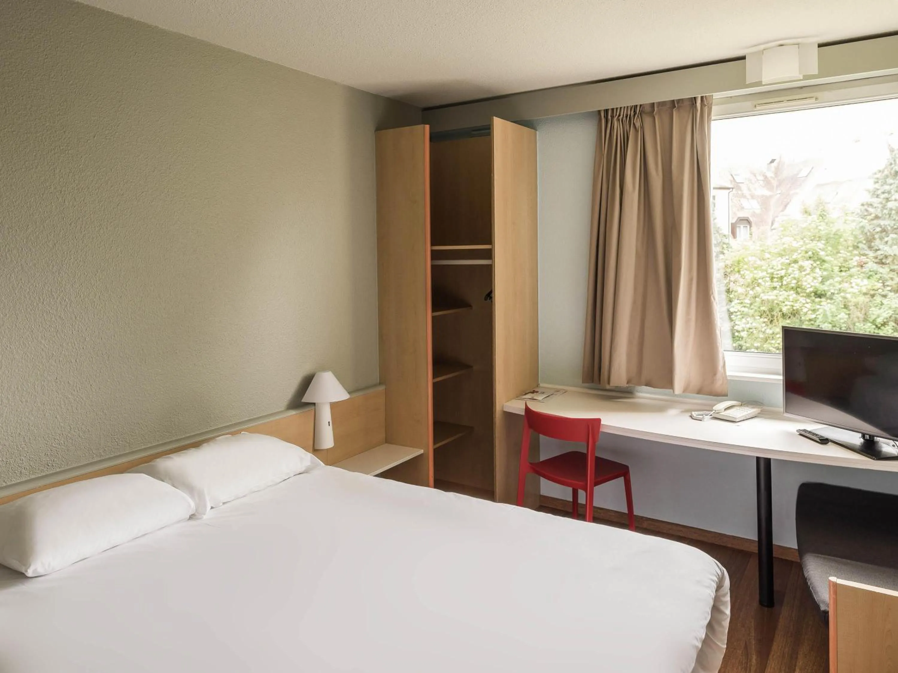 Bedroom, Bed in ibis Colmar Est - Hotel Restaurant en Alsace