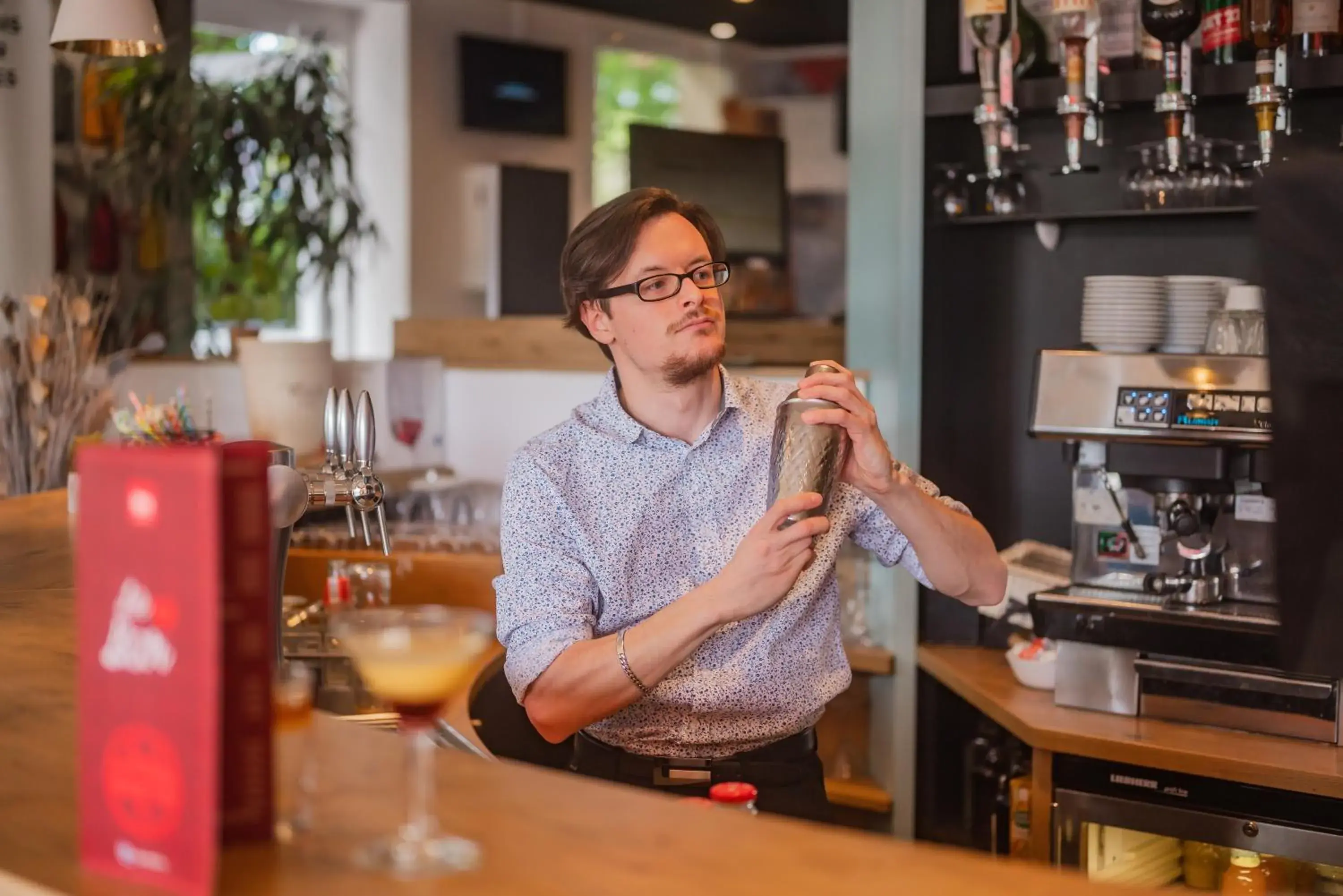 Lounge or bar in ibis Colmar Est - Hotel Restaurant en Alsace Lounge or bar in ibis Colmar Est - Hotel Restaurant en Alsace