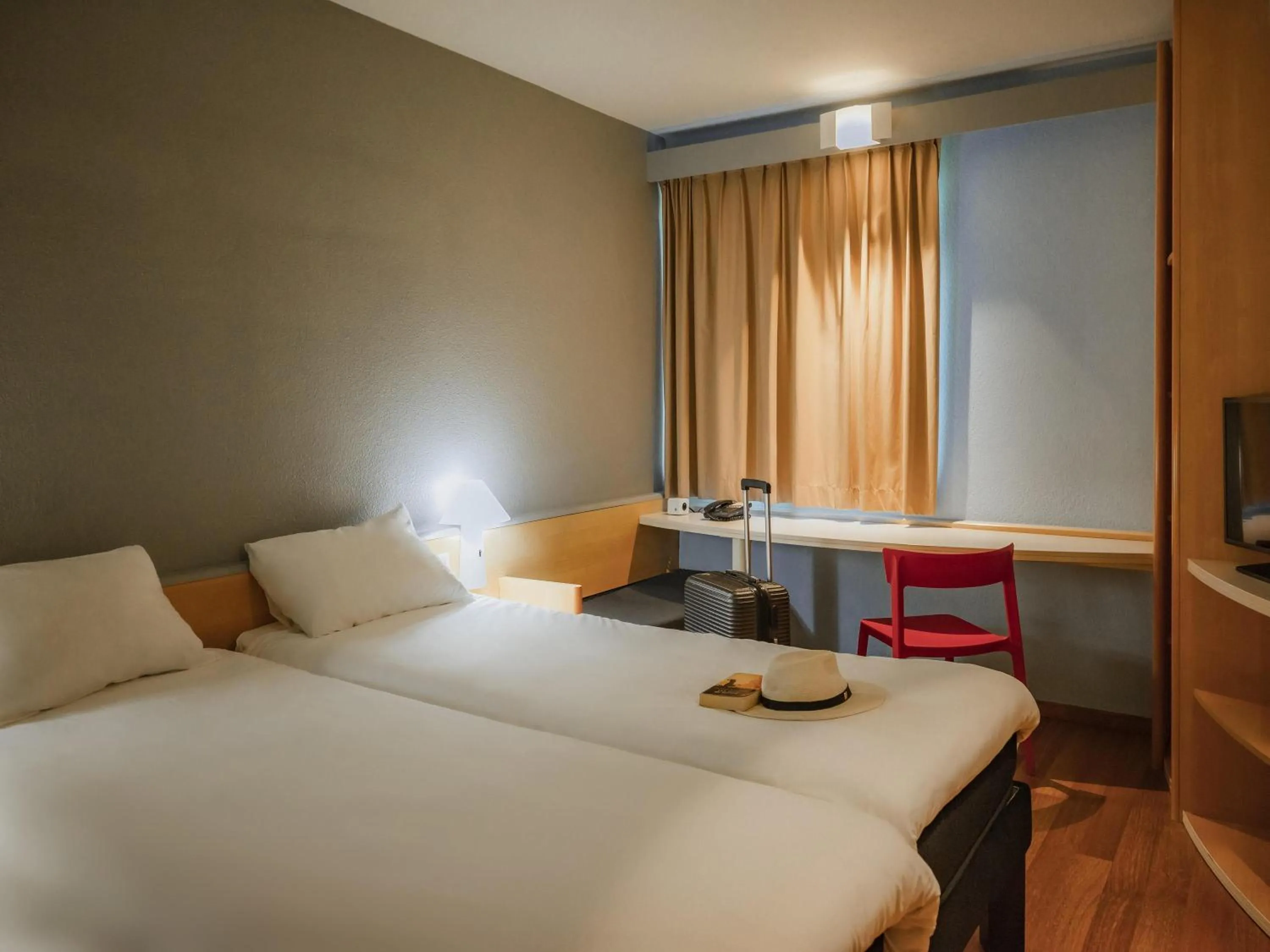 Bedroom, Bed in ibis Colmar Est - Hotel Restaurant en Alsace