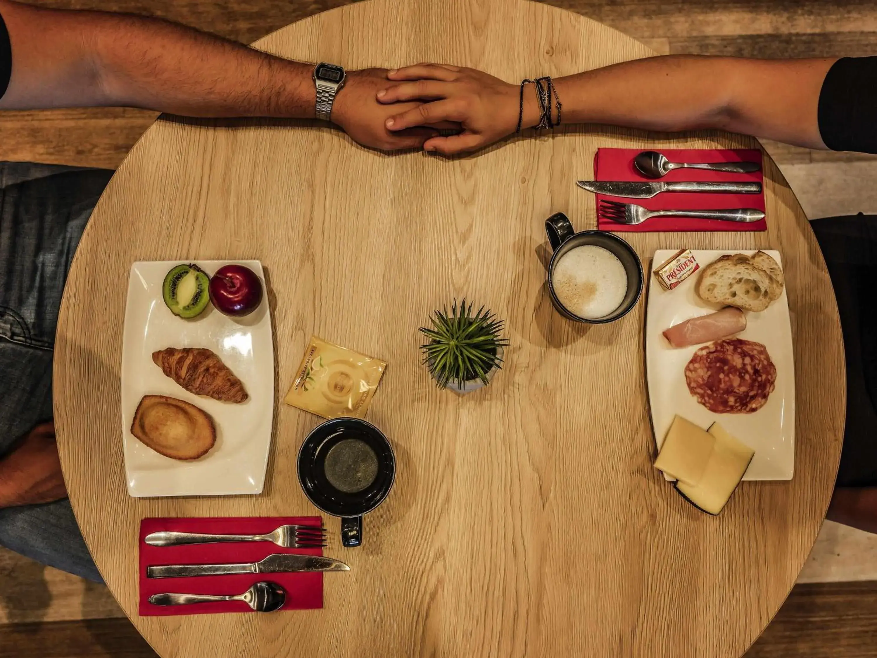 Breakfast in ibis Colmar Est - Hotel Restaurant en Alsace Breakfast in ibis Colmar Est - Hotel Restaurant en Alsace