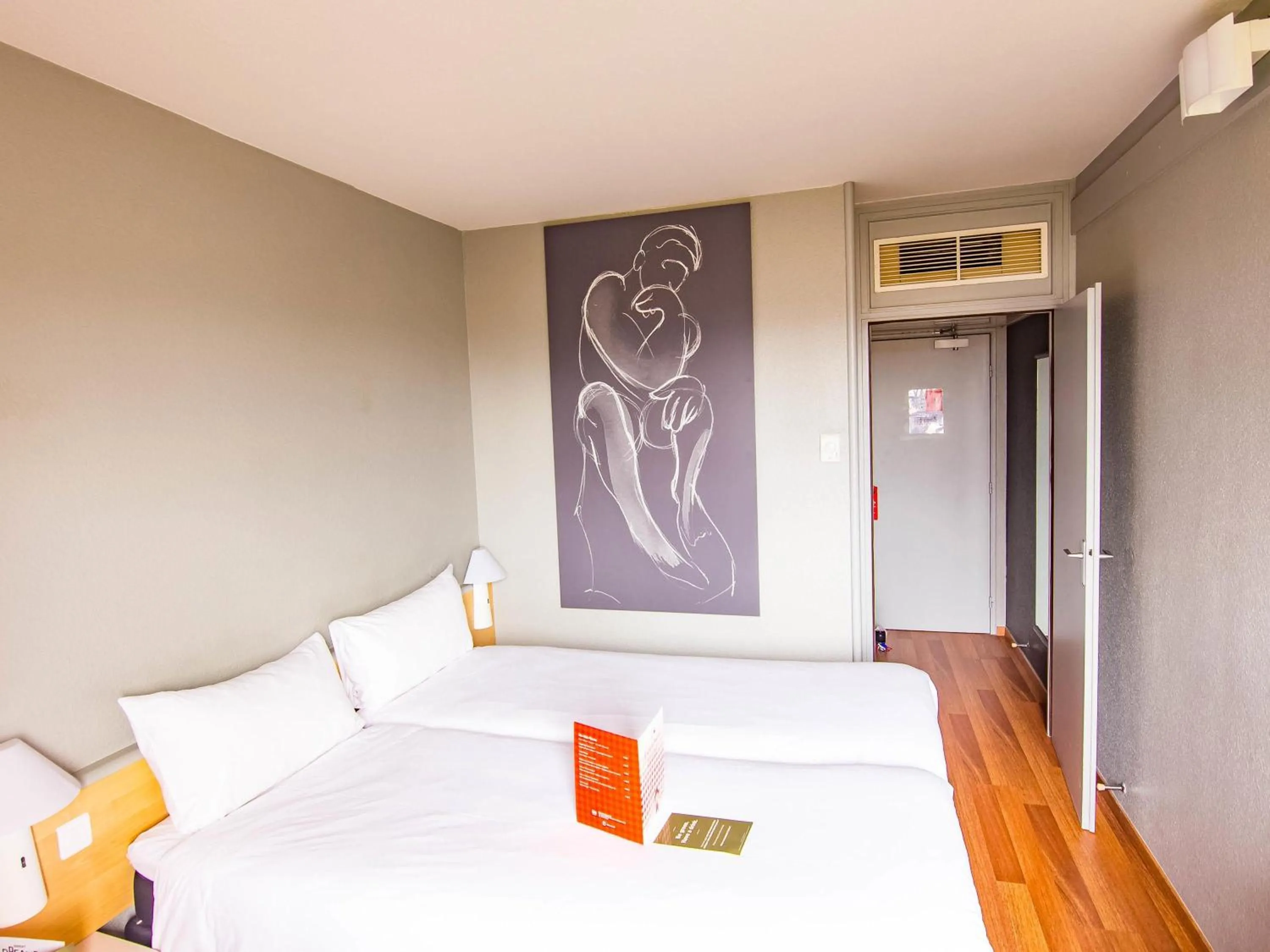 Bedroom, Bed in ibis Colmar Est - Hotel Restaurant en Alsace