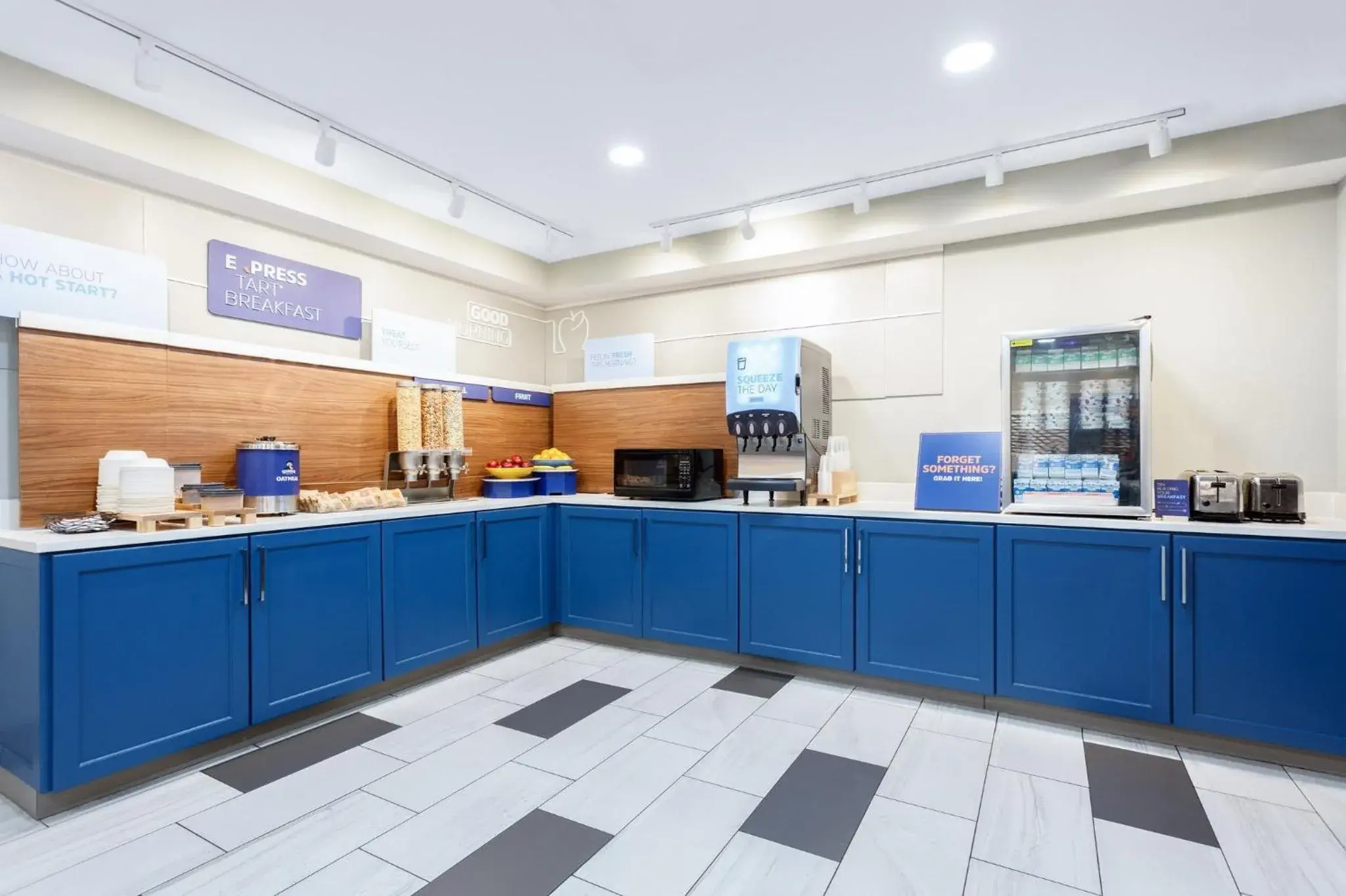 Breakfast in Holiday Inn Express & Suites Williamsburg by IHG Breakfast in Holiday Inn Express & Suites Williamsburg by IHG