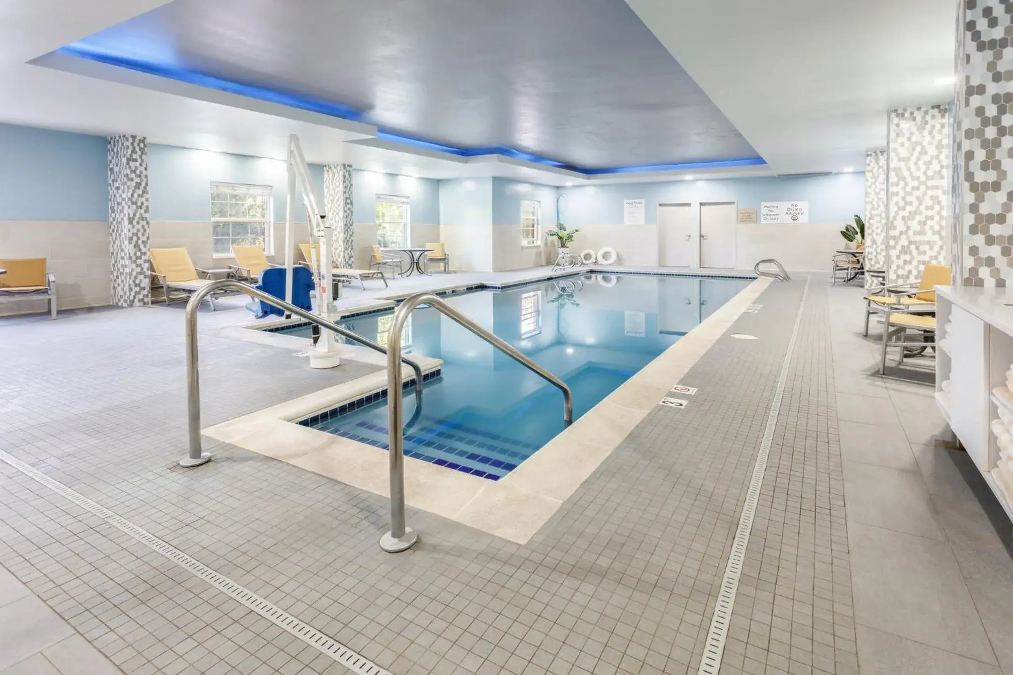 Swimming pool in Holiday Inn Express & Suites Williamsburg by IHG Swimming pool in Holiday Inn Express & Suites Williamsburg by IHG