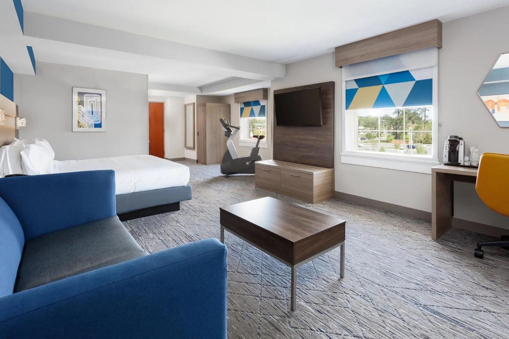 Photo of the whole room, Bed in Holiday Inn Express & Suites Williamsburg by IHG