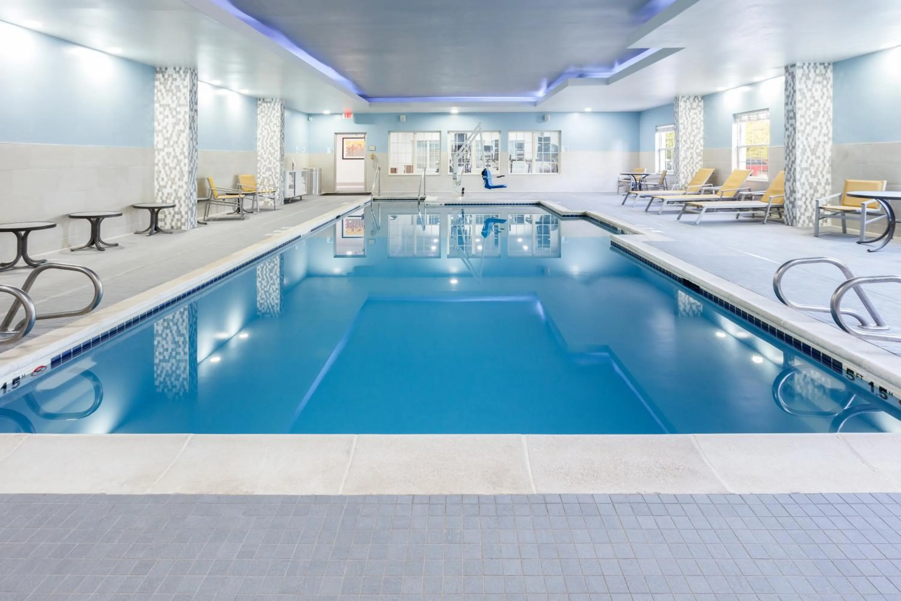 Swimming pool in Holiday Inn Express & Suites Williamsburg by IHG