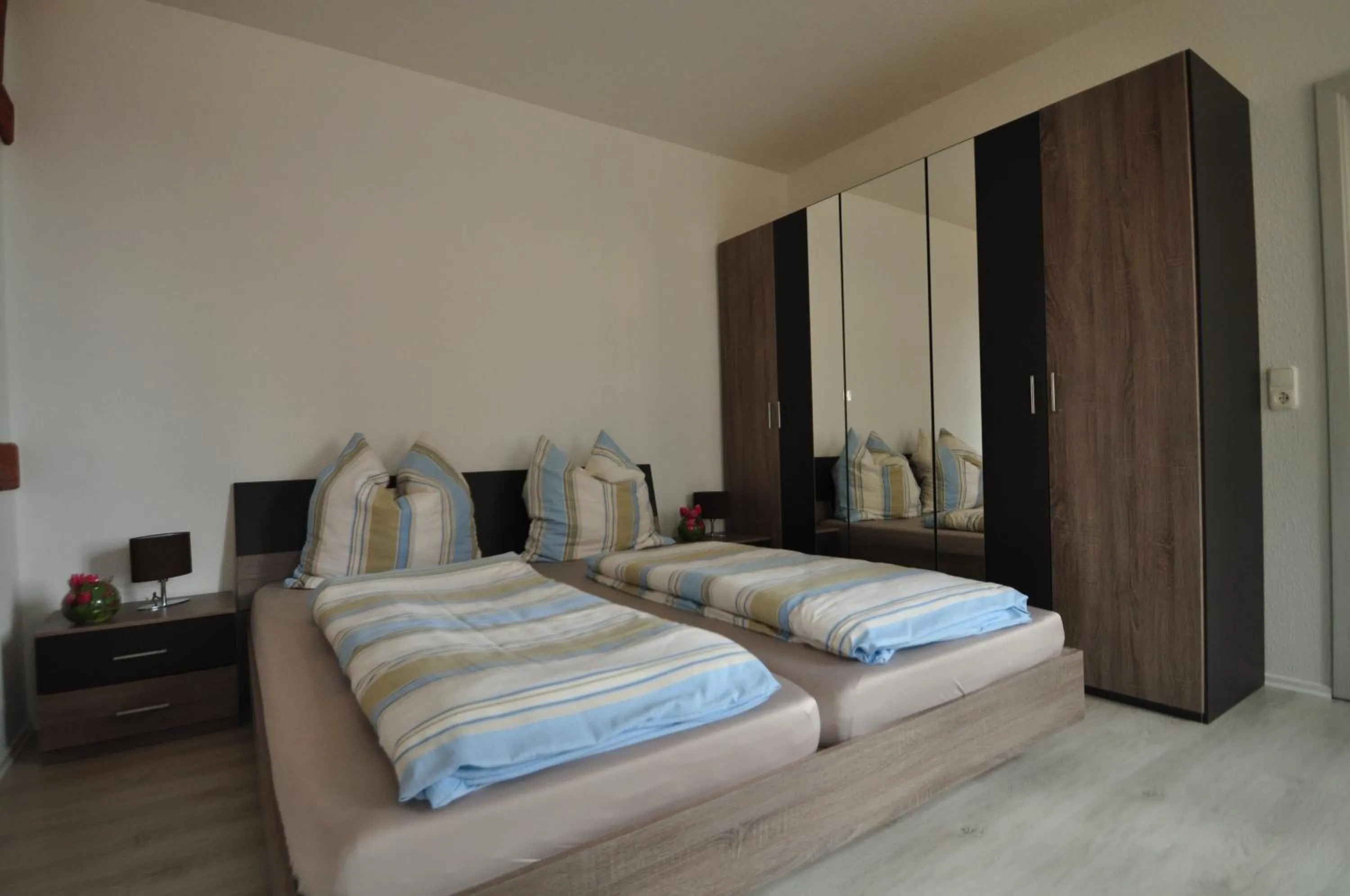 Bedroom, Bed in Gasthaus und Ferienwohnungen "Zum Büchsenmacher"