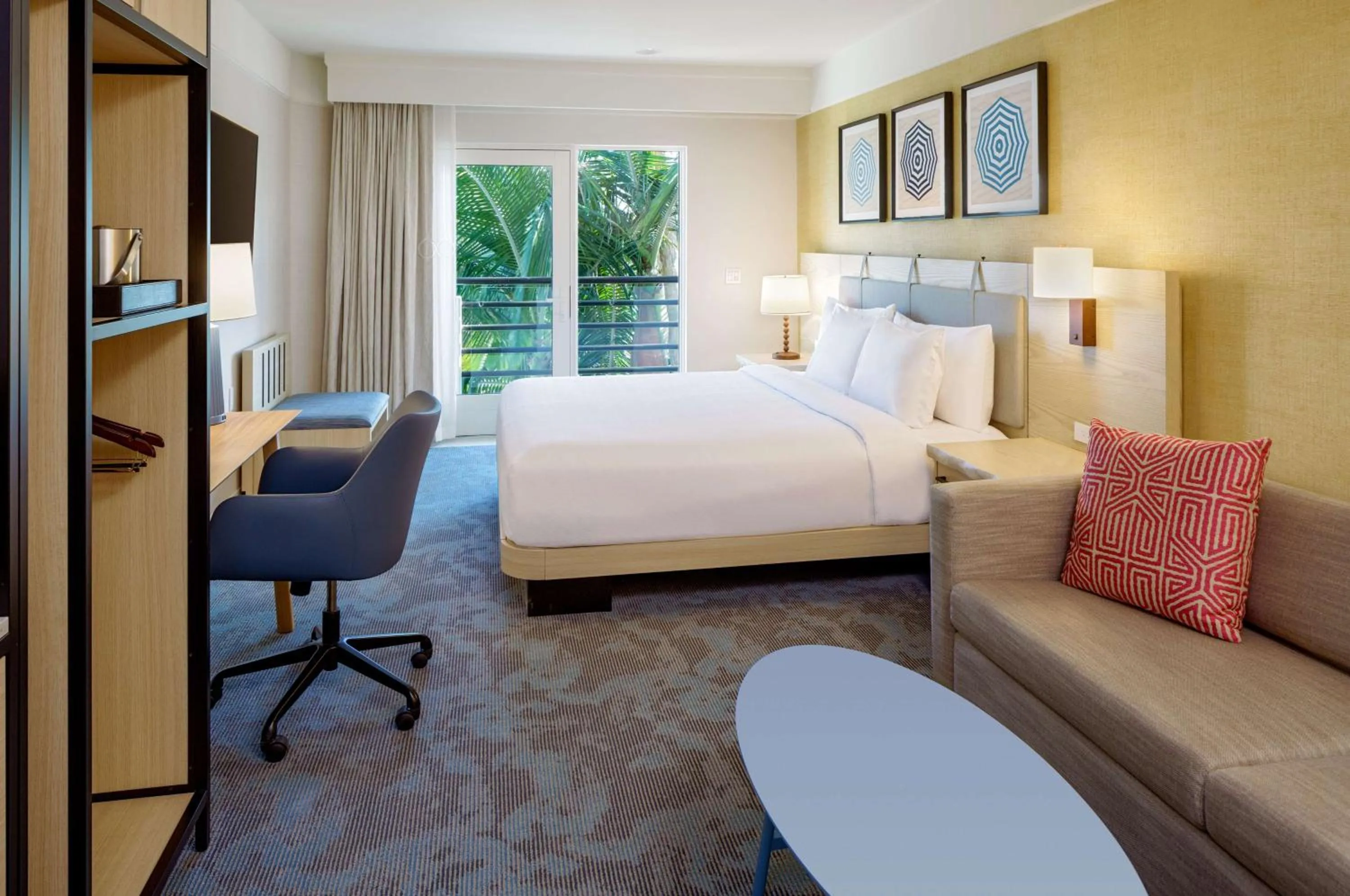 Living room, Bed in DoubleTree Suites by Hilton Doheny Beach