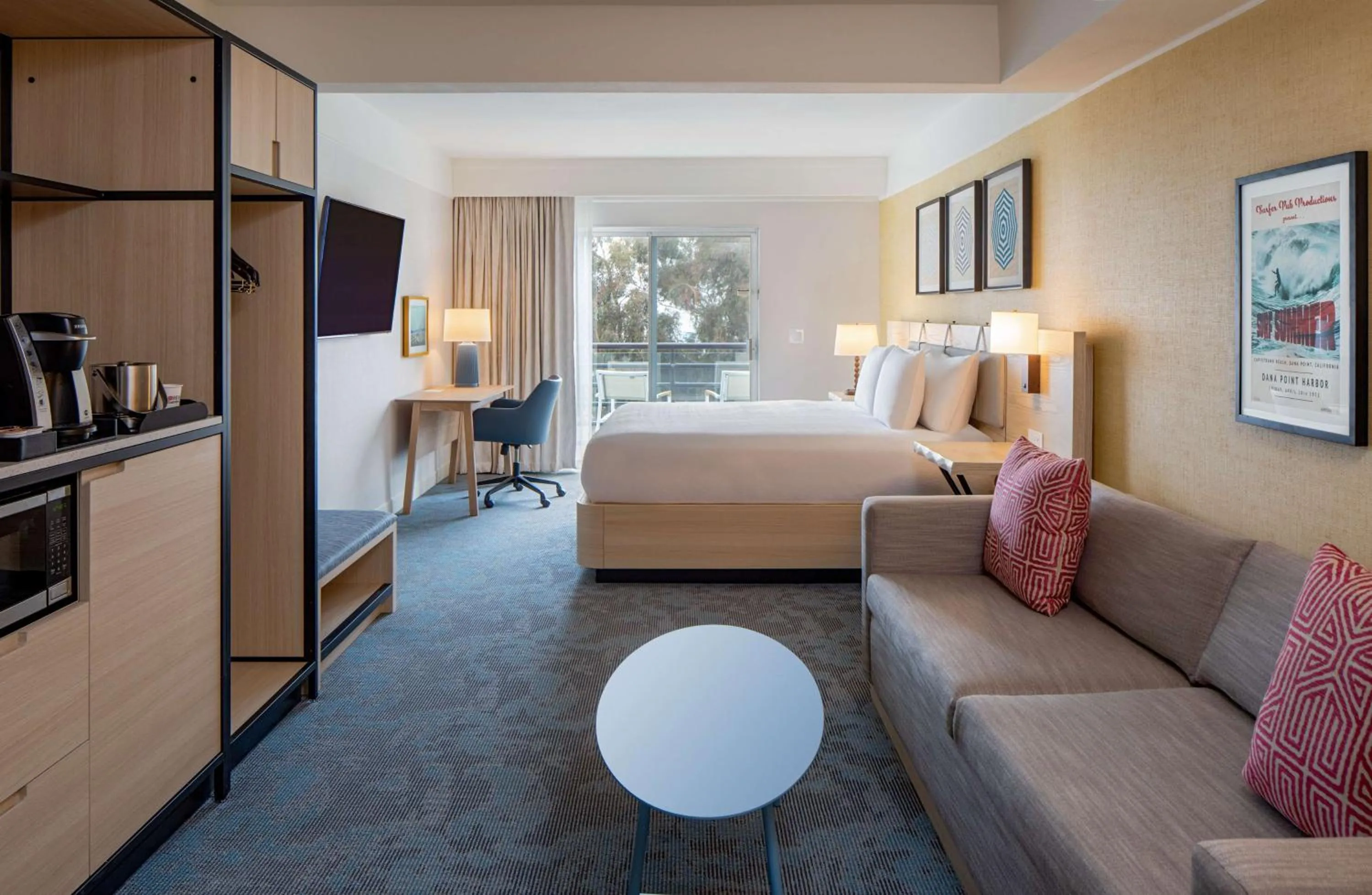 Living room, Bed in DoubleTree Suites by Hilton Doheny Beach