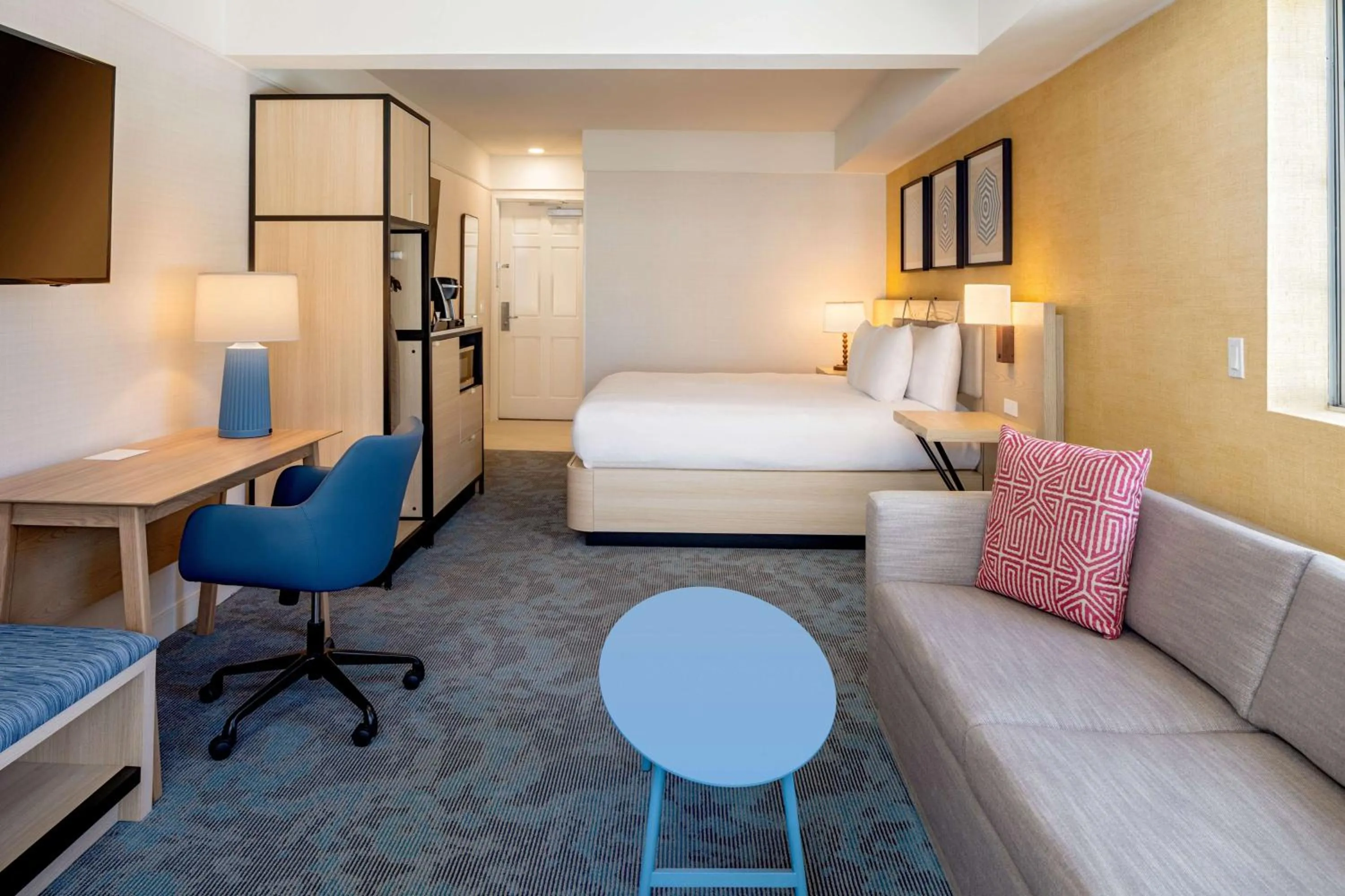 Living room, Bed in DoubleTree Suites by Hilton Doheny Beach