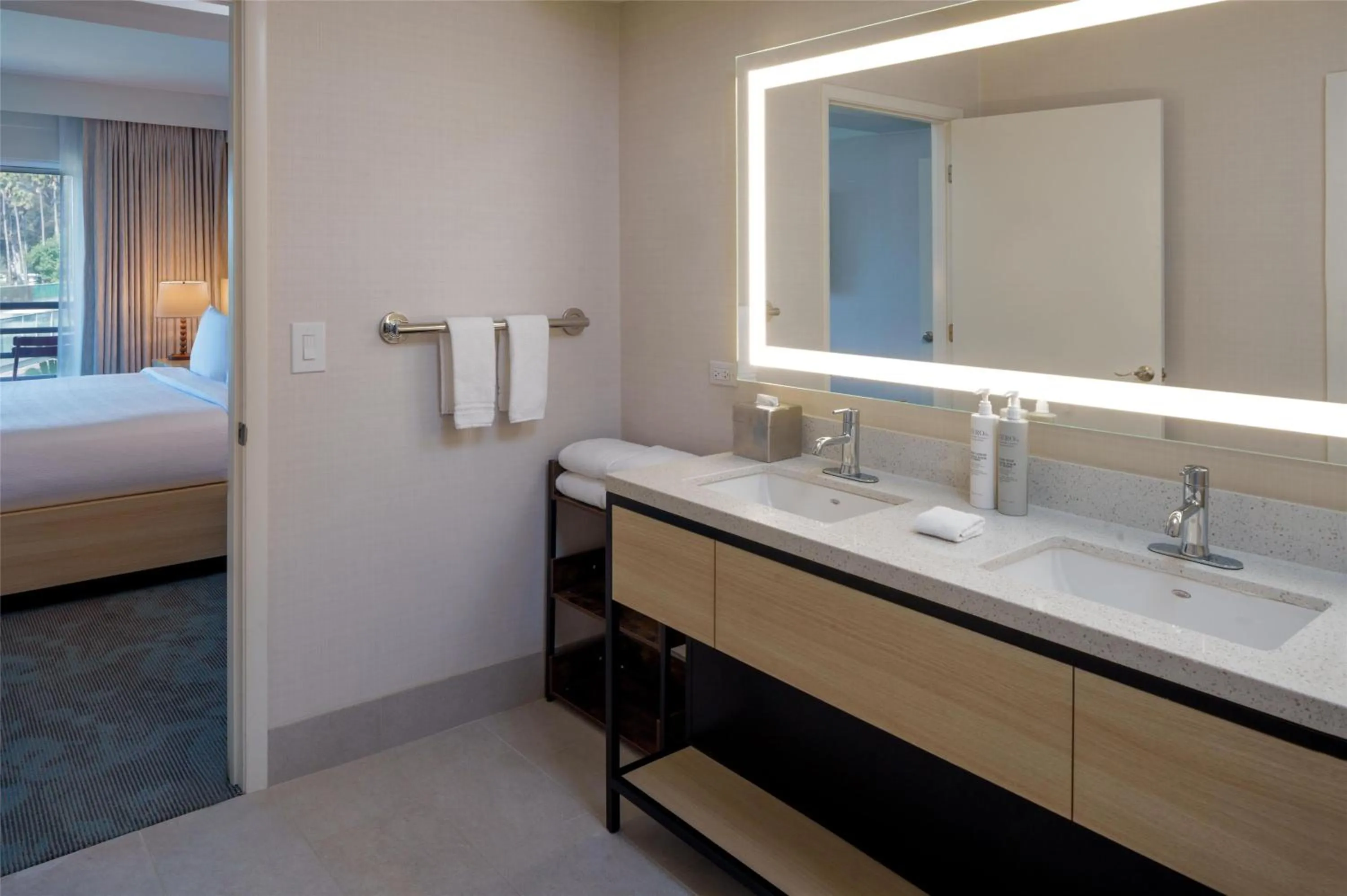 Bathroom, Bed in Hilton Garden Inn Dana Point Doheny Beach