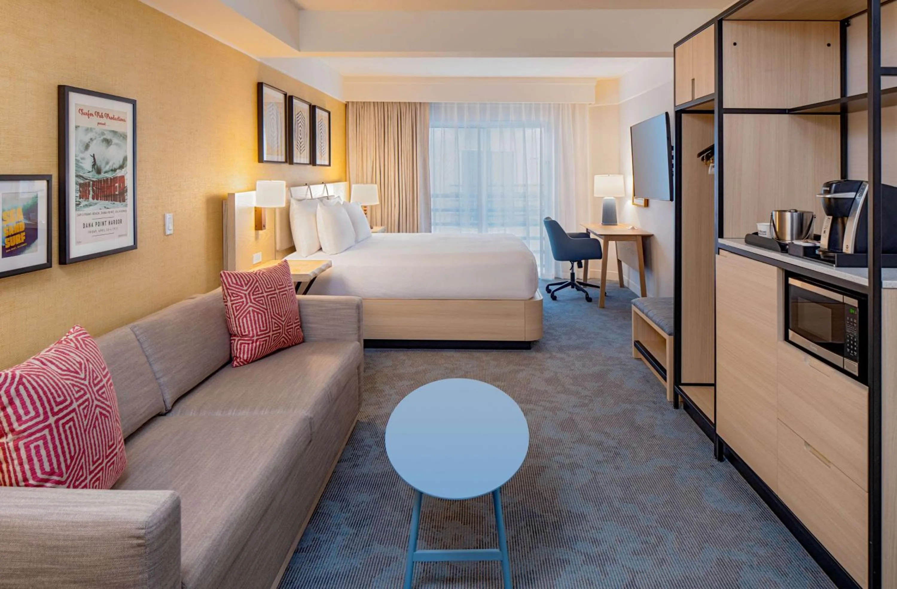 Living room, Bed in DoubleTree Suites by Hilton Doheny Beach