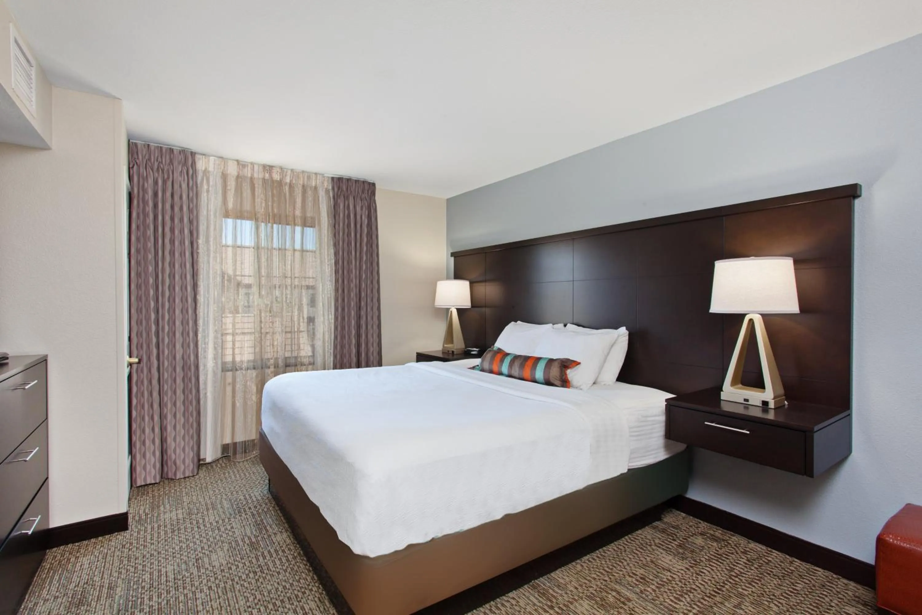 Photo of the whole room, Bed in Staybridge Suites Fairfield Napa Valley Area by IHG