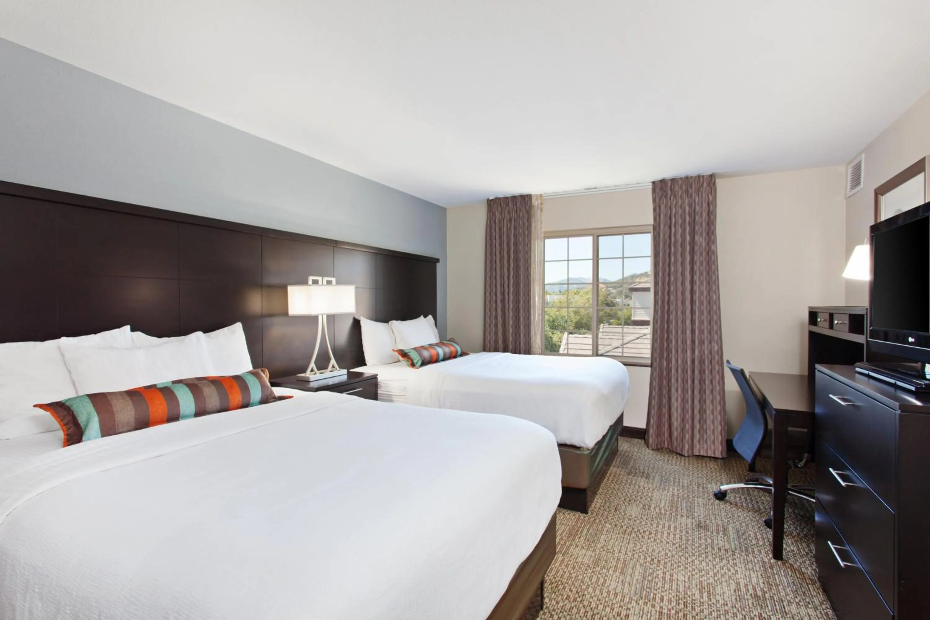 Photo of the whole room, Bed in Staybridge Suites Fairfield Napa Valley Area by IHG