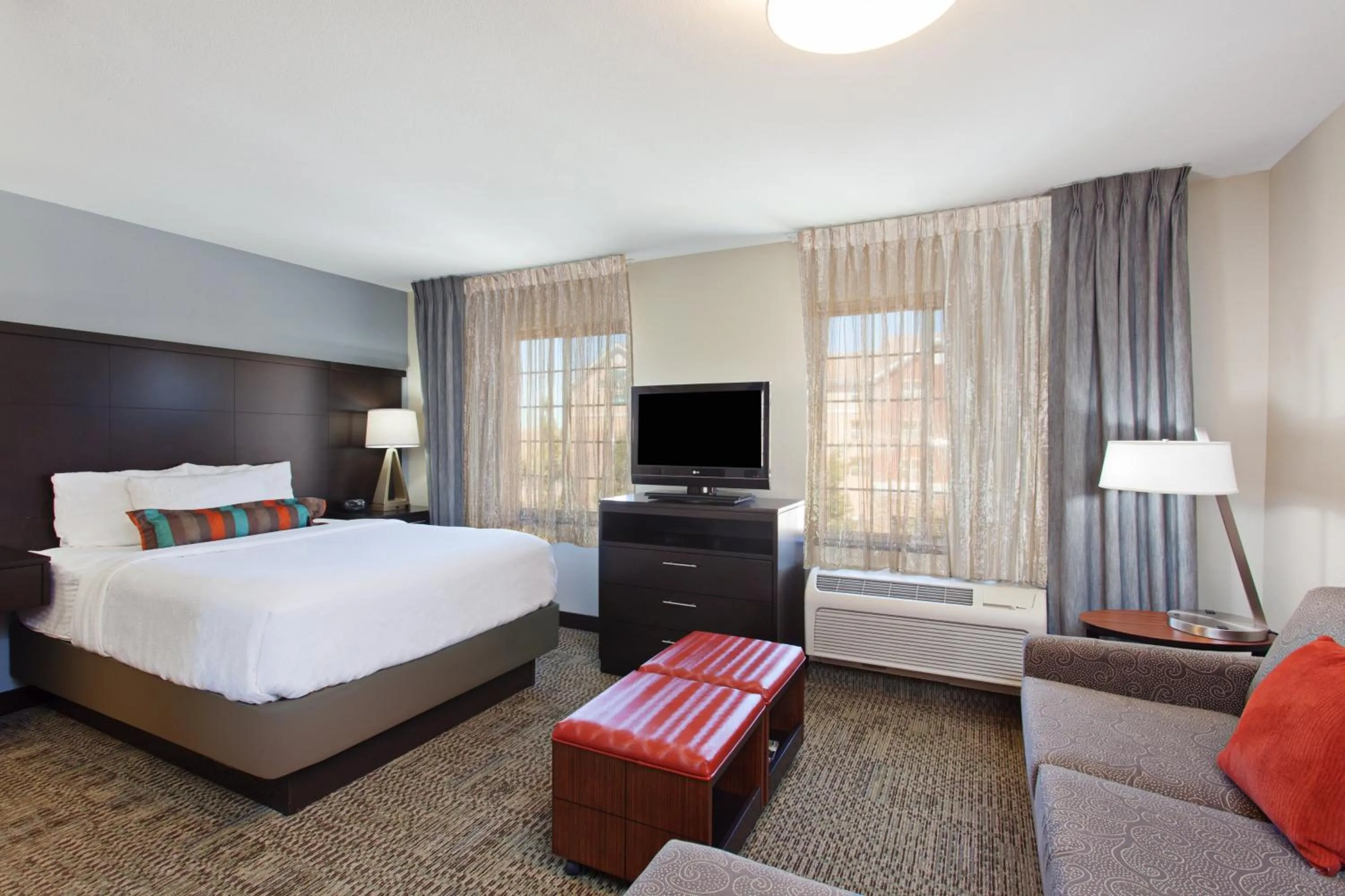 Photo of the whole room, Bed in Staybridge Suites Fairfield Napa Valley Area by IHG