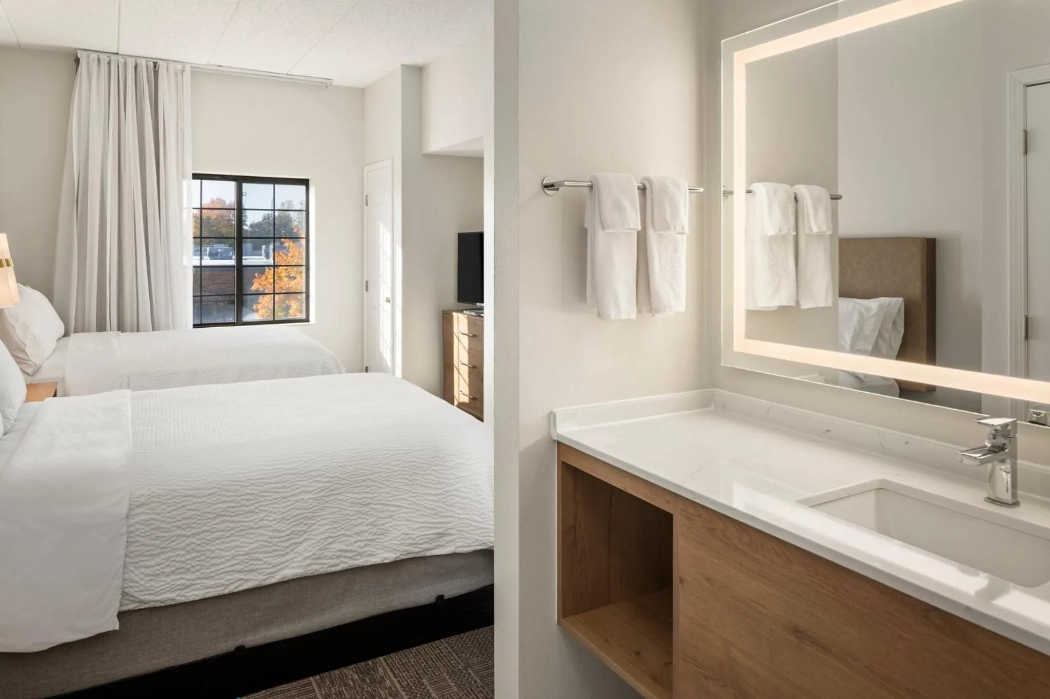 Photo of the whole room, Bed in Staybridge Suites Minneapolis-Bloomington by IHG