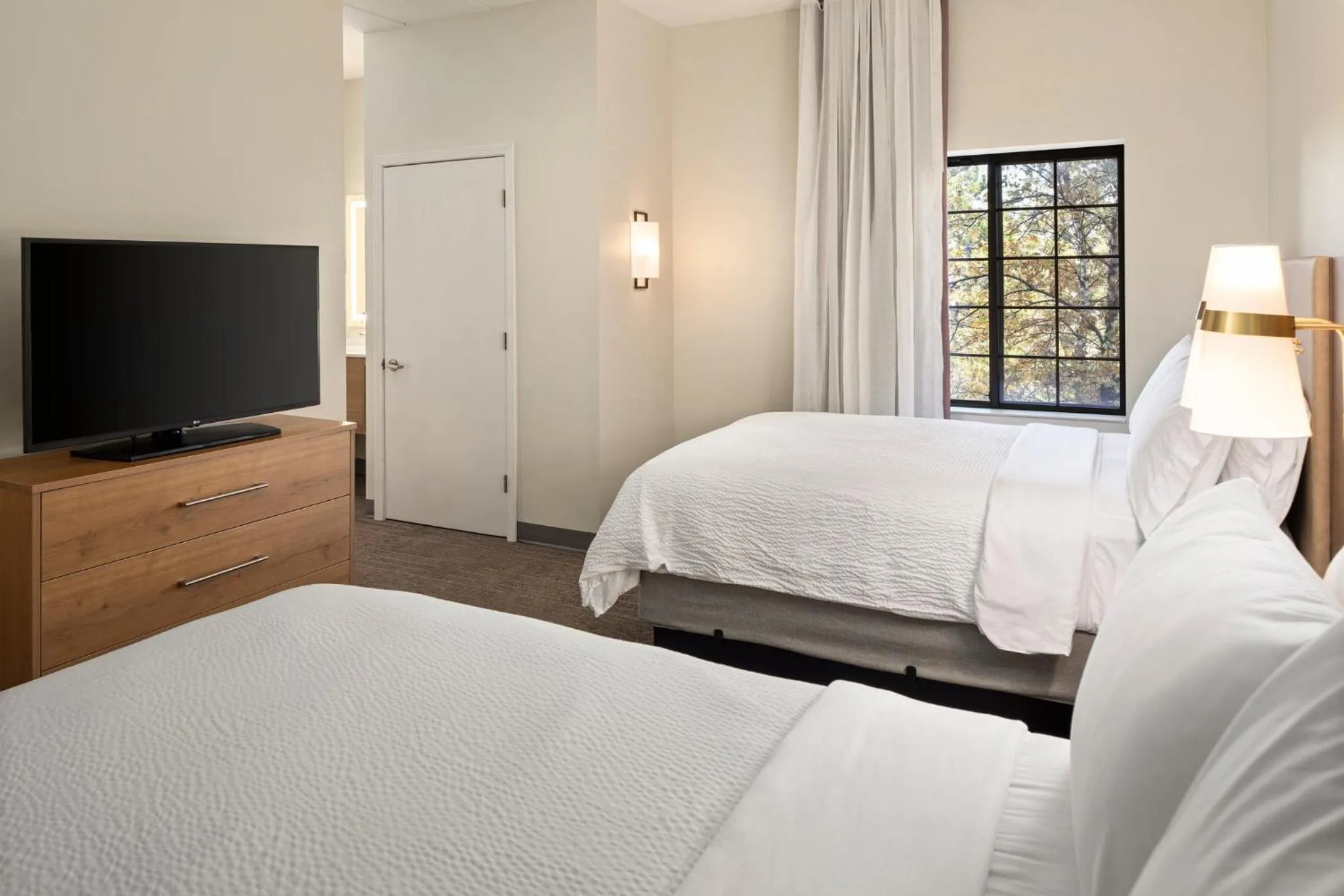 Photo of the whole room, Bed in Staybridge Suites Minneapolis-Bloomington by IHG