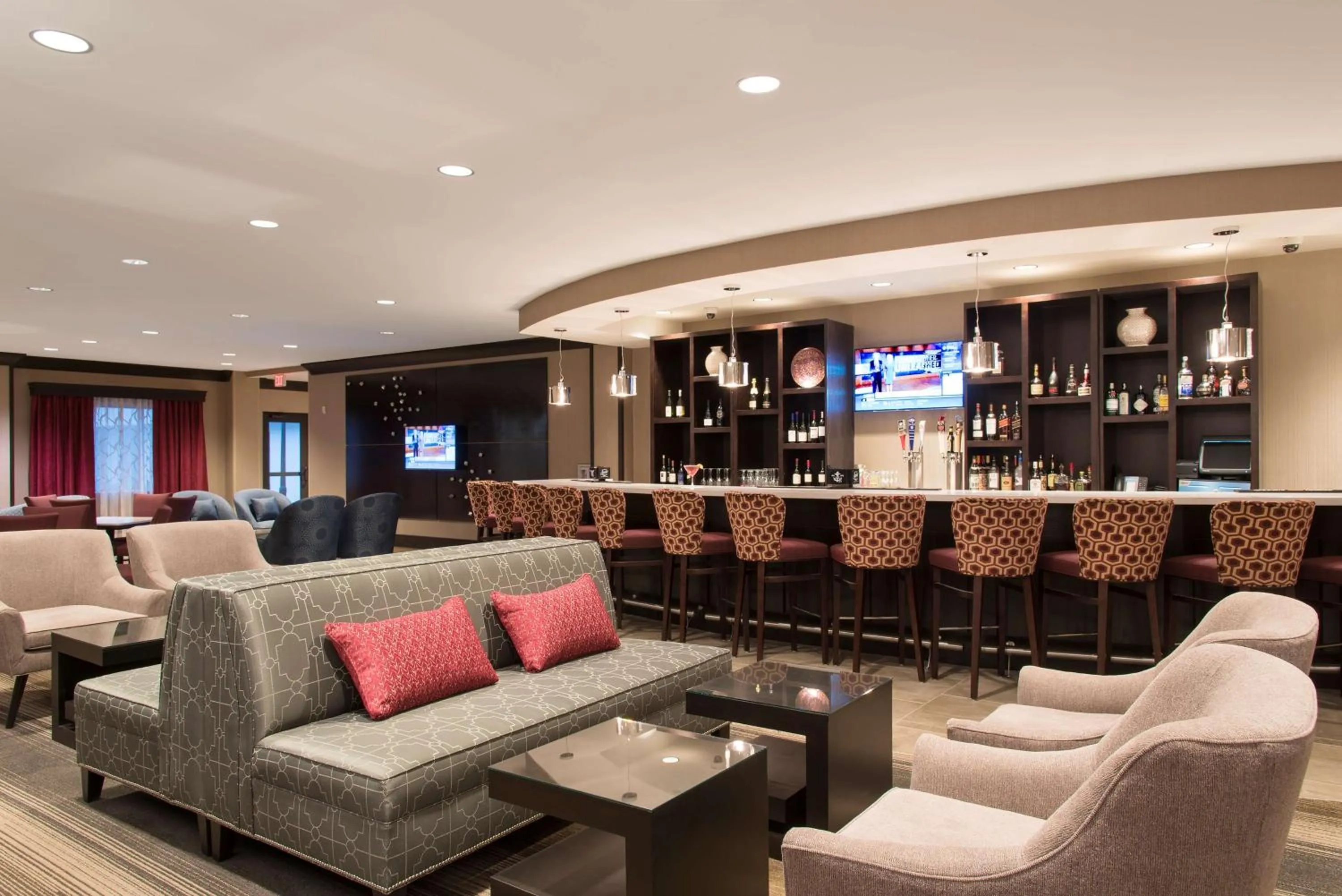Lounge or bar in DoubleTree by Hilton Schenectady