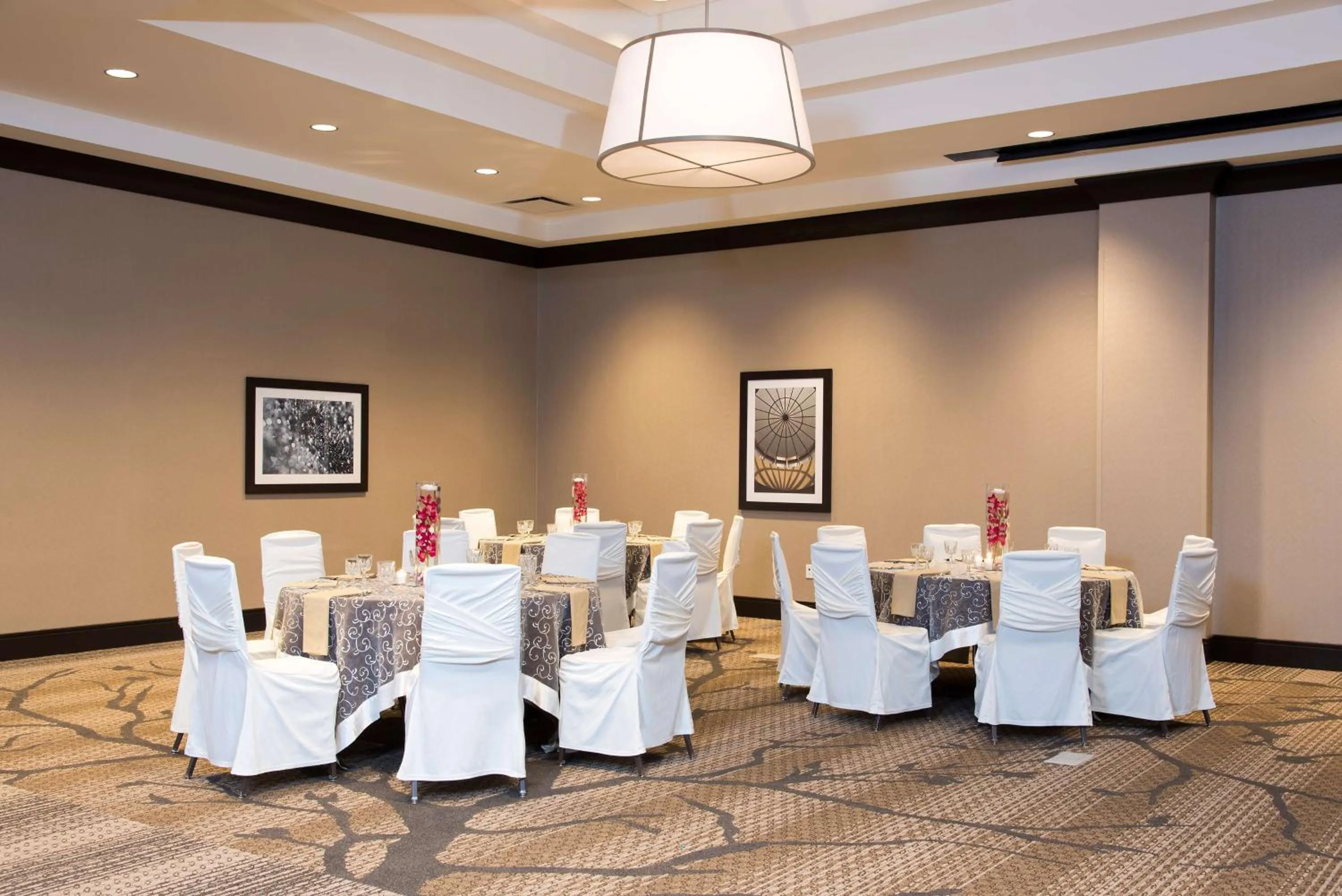 Dining area in DoubleTree by Hilton Schenectady