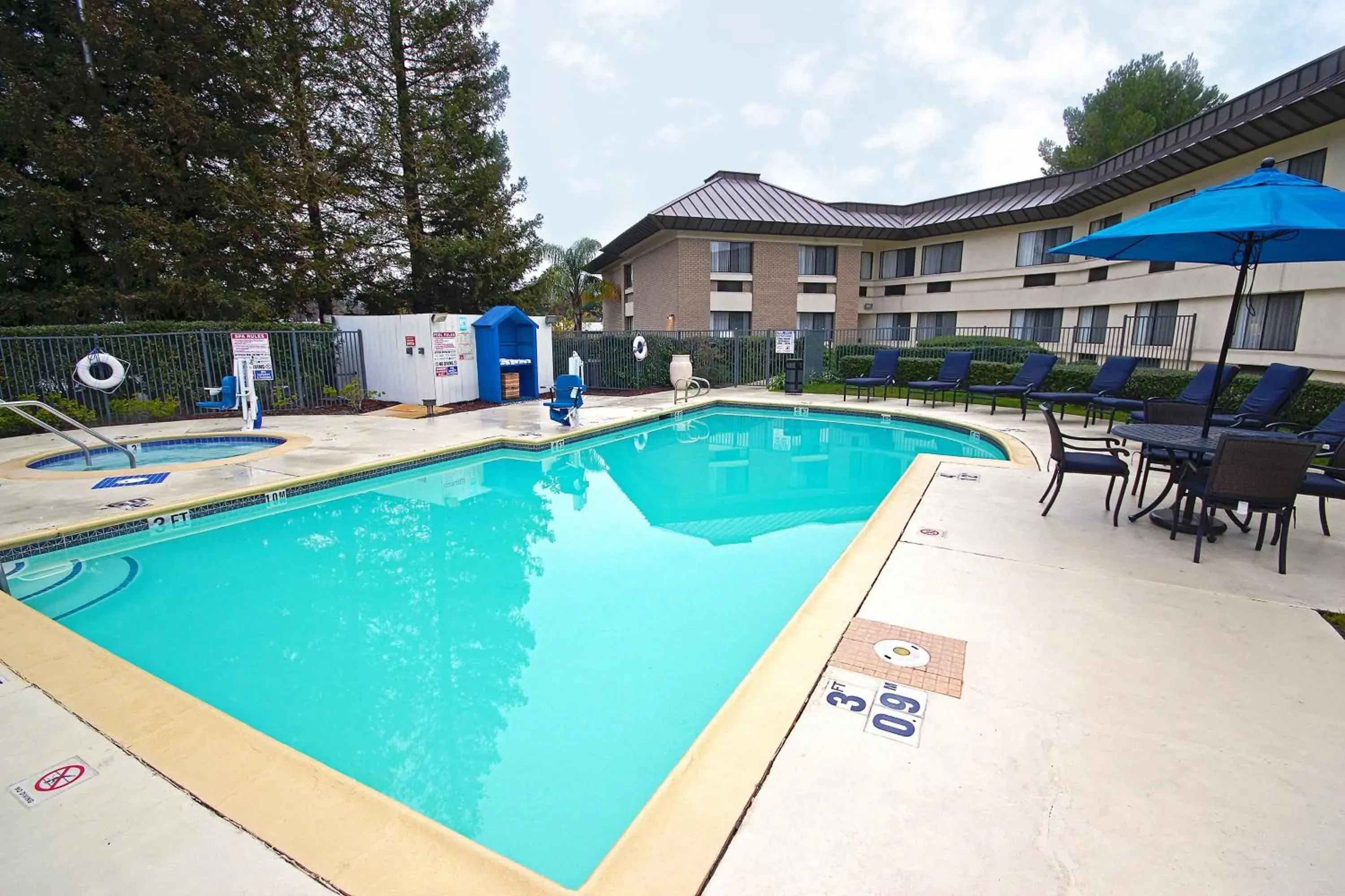 Swimming pool in Holiday Inn Express Walnut Creek by IHG Swimming pool in Holiday Inn Express Walnut Creek by IHG