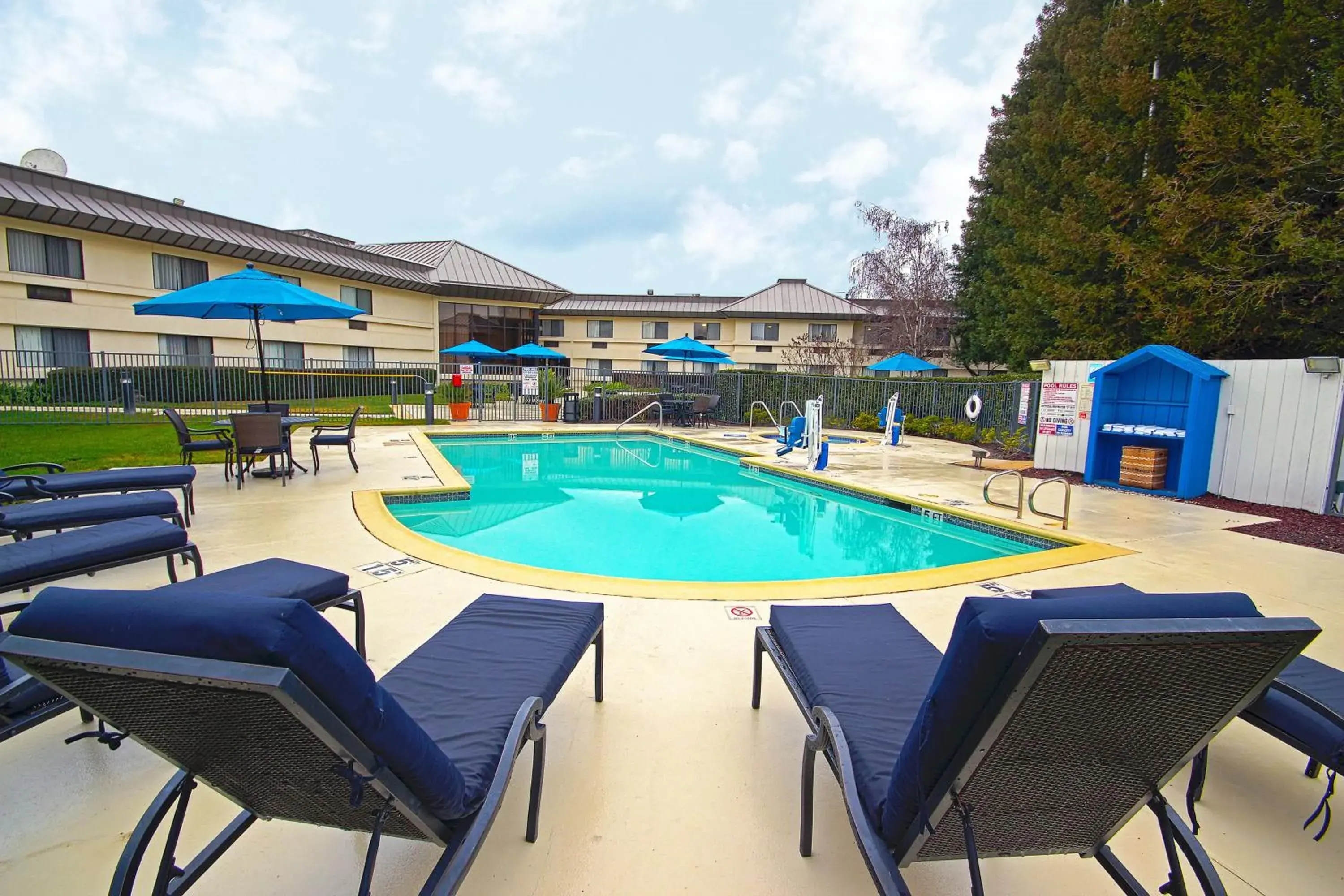 Swimming pool in Holiday Inn Express Walnut Creek by IHG Swimming pool in Holiday Inn Express Walnut Creek by IHG