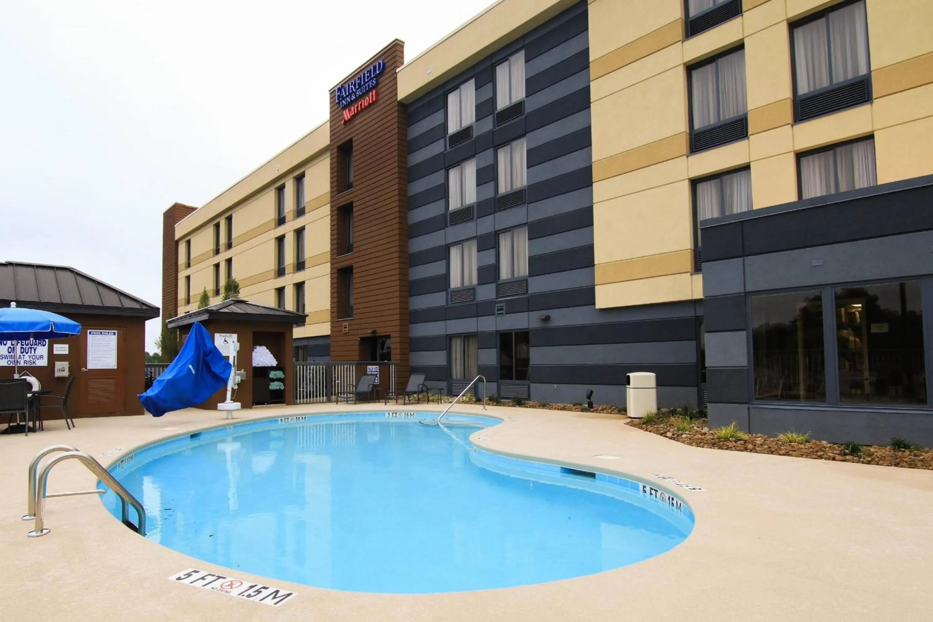 Swimming pool in Fairfield Inn & Suites by Marriott Greenville Simpsonville