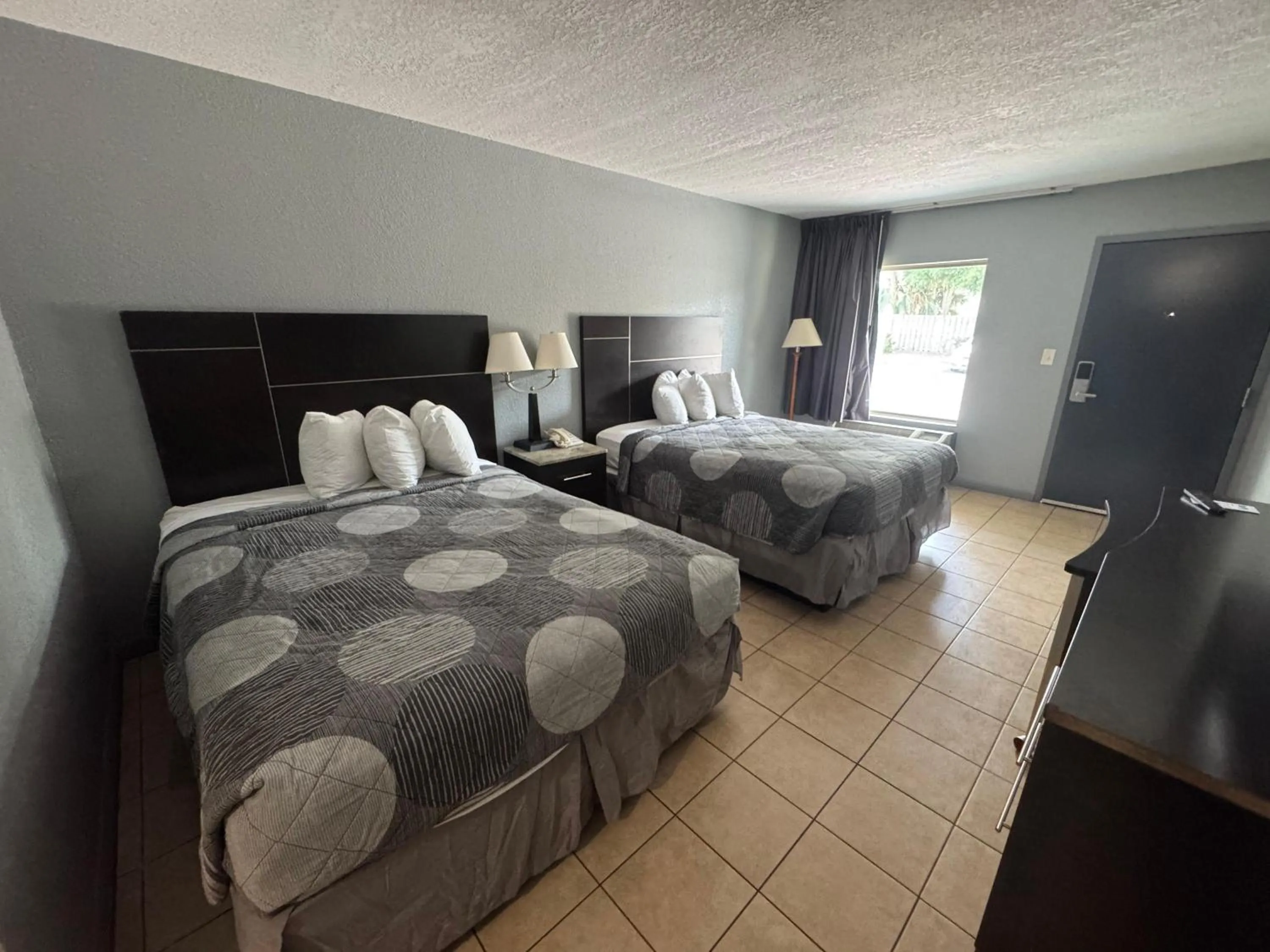 Bed in Budget Inn Sanford International Airport