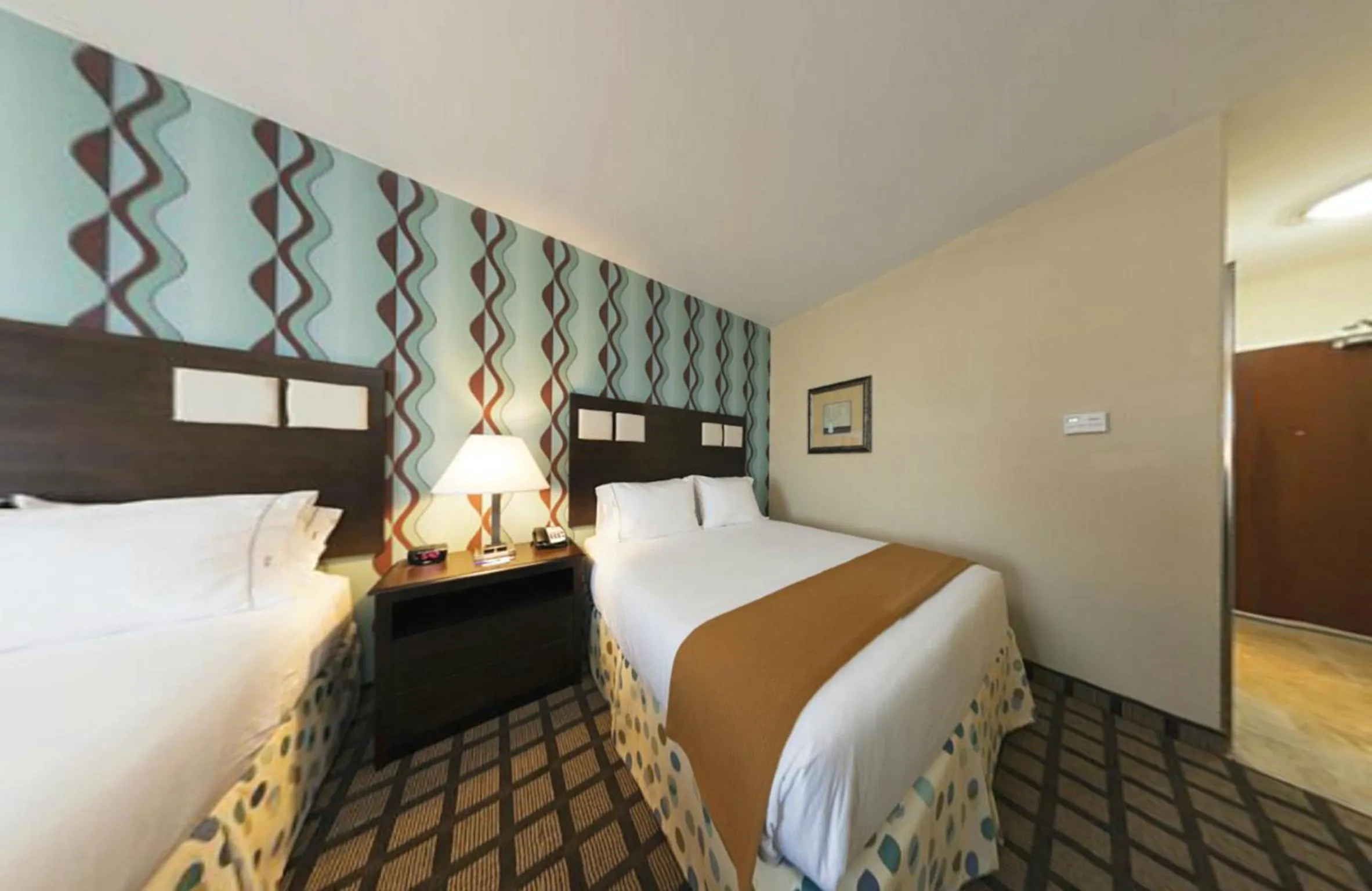 Bed in Holiday Inn Express & Suites Atlanta Southwest-Fairburn