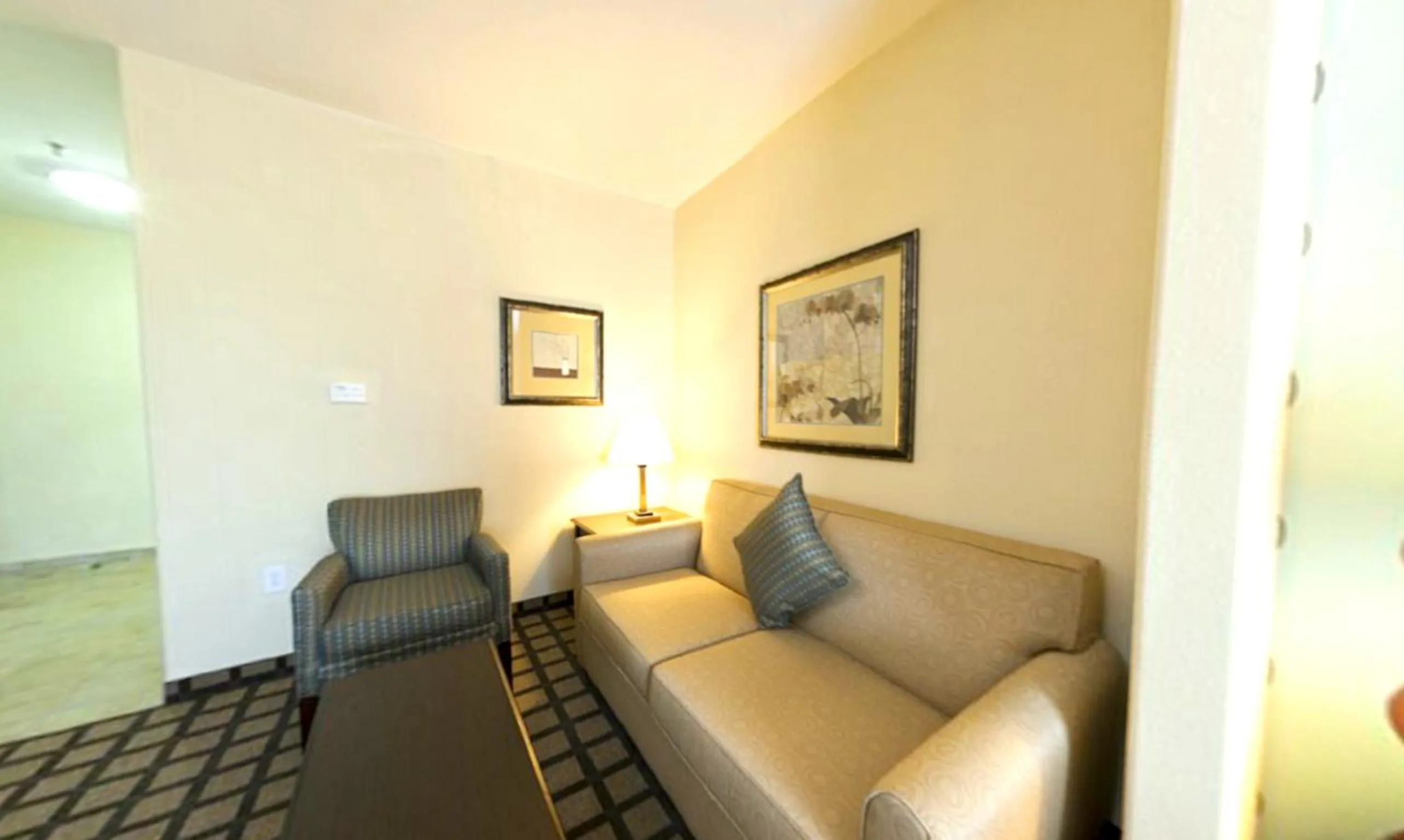 Seating area in Holiday Inn Express & Suites Atlanta Southwest-Fairburn