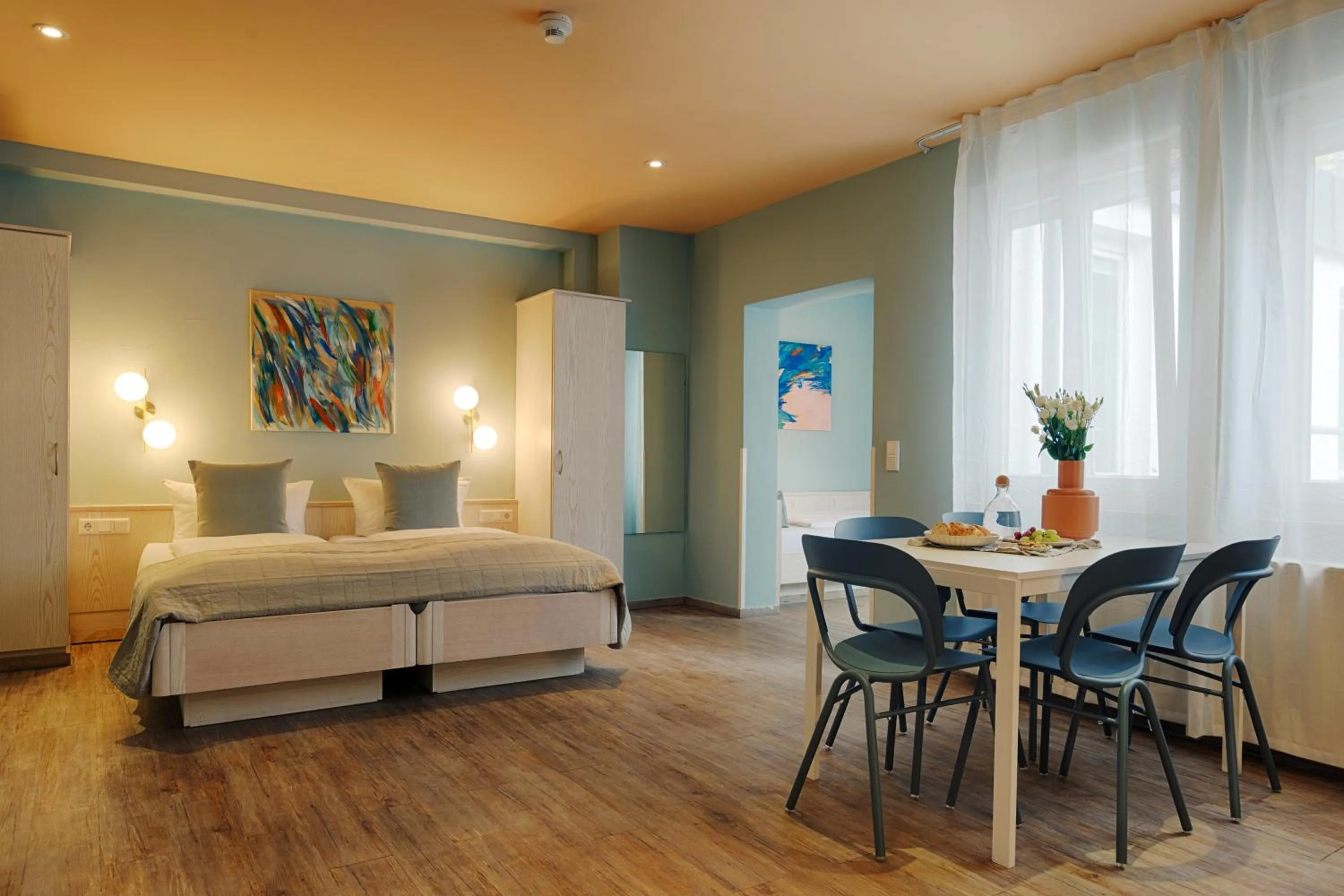 Living room, Bed in Hotel Kunterbunt - by homekeepers