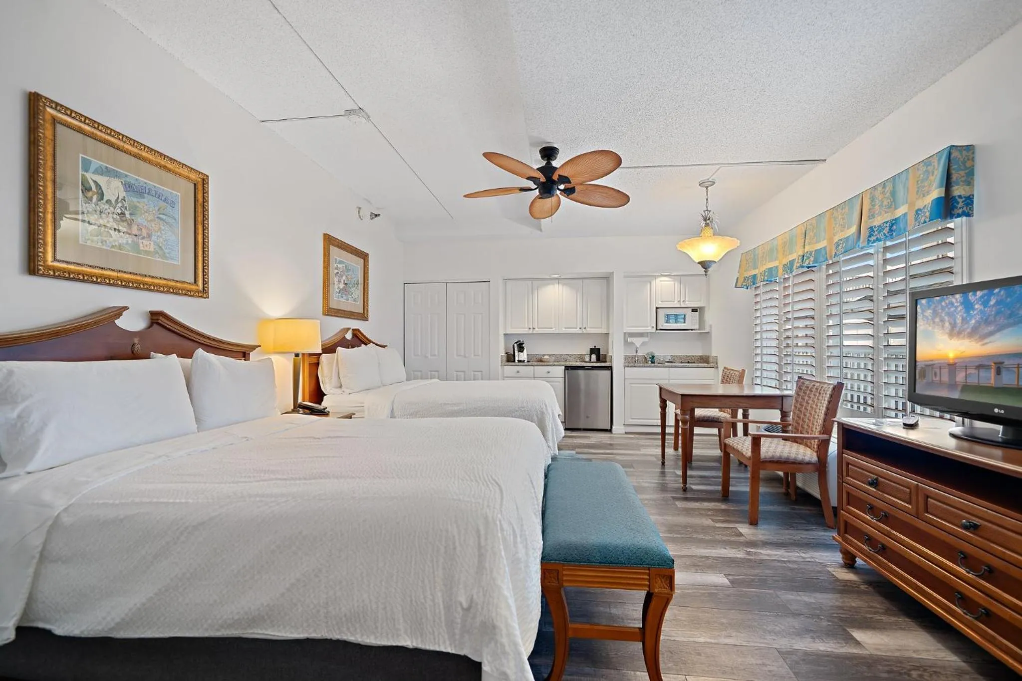Photo of the whole room, Bed in Holiday Inn & Suites Clearwater Beach S-Harbourside