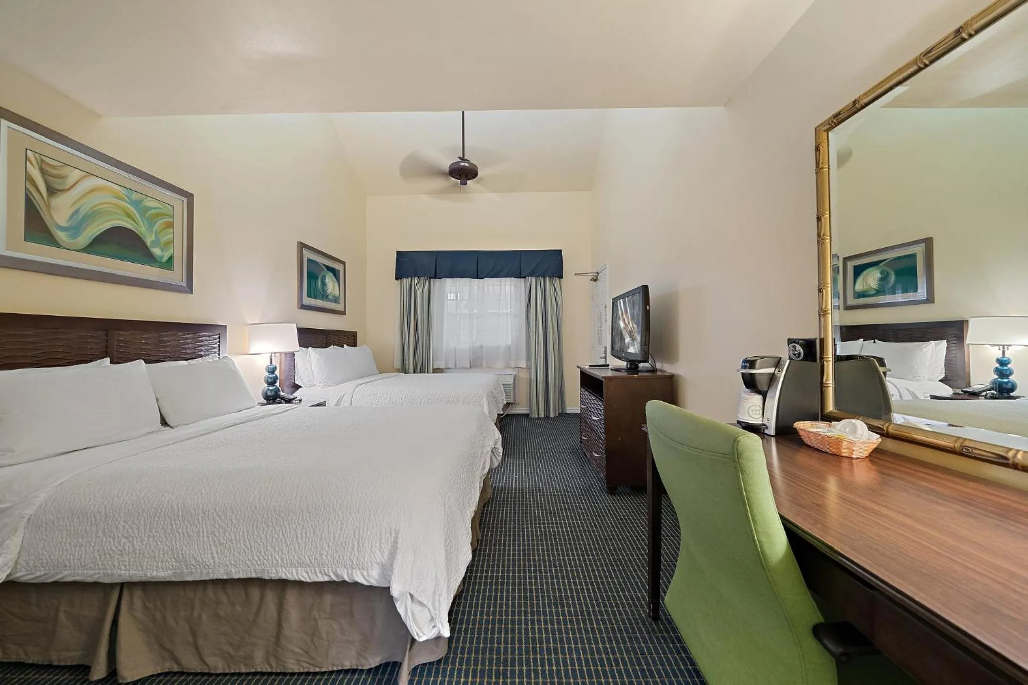 Photo of the whole room, Bed in Holiday Inn & Suites Clearwater Beach S-Harbourside