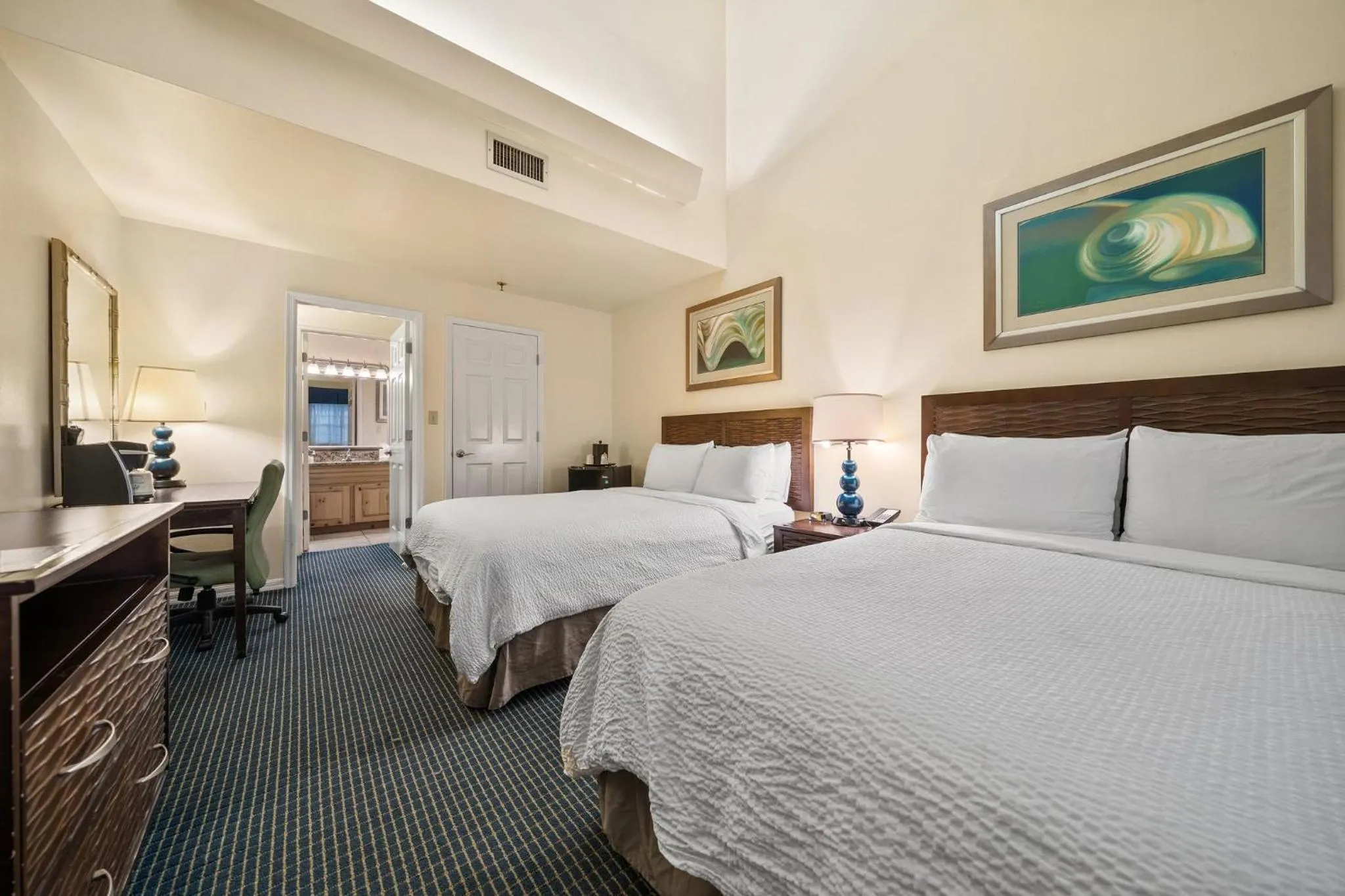 Photo of the whole room, Bed in Holiday Inn & Suites Clearwater Beach S-Harbourside