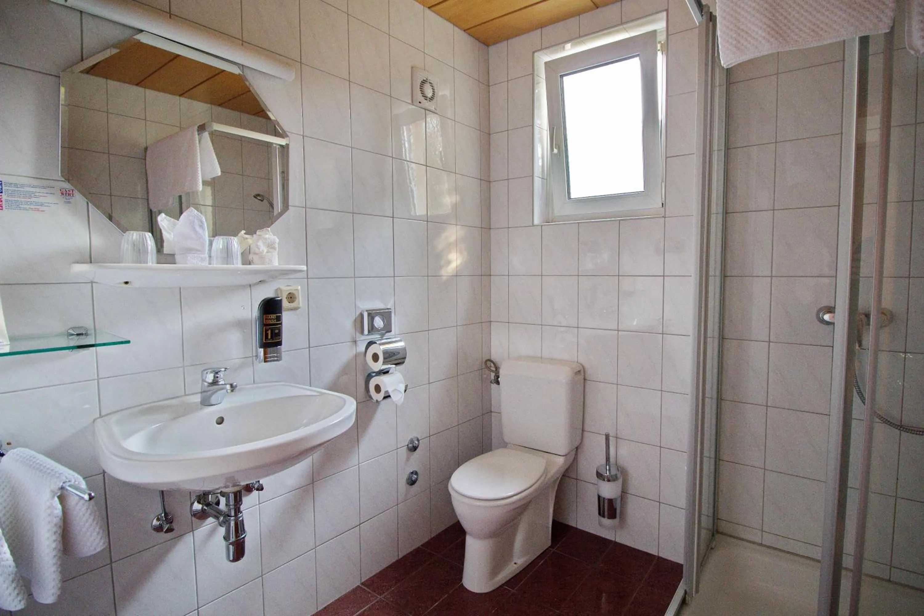 Twin Room with Shower in Gasthof Huber