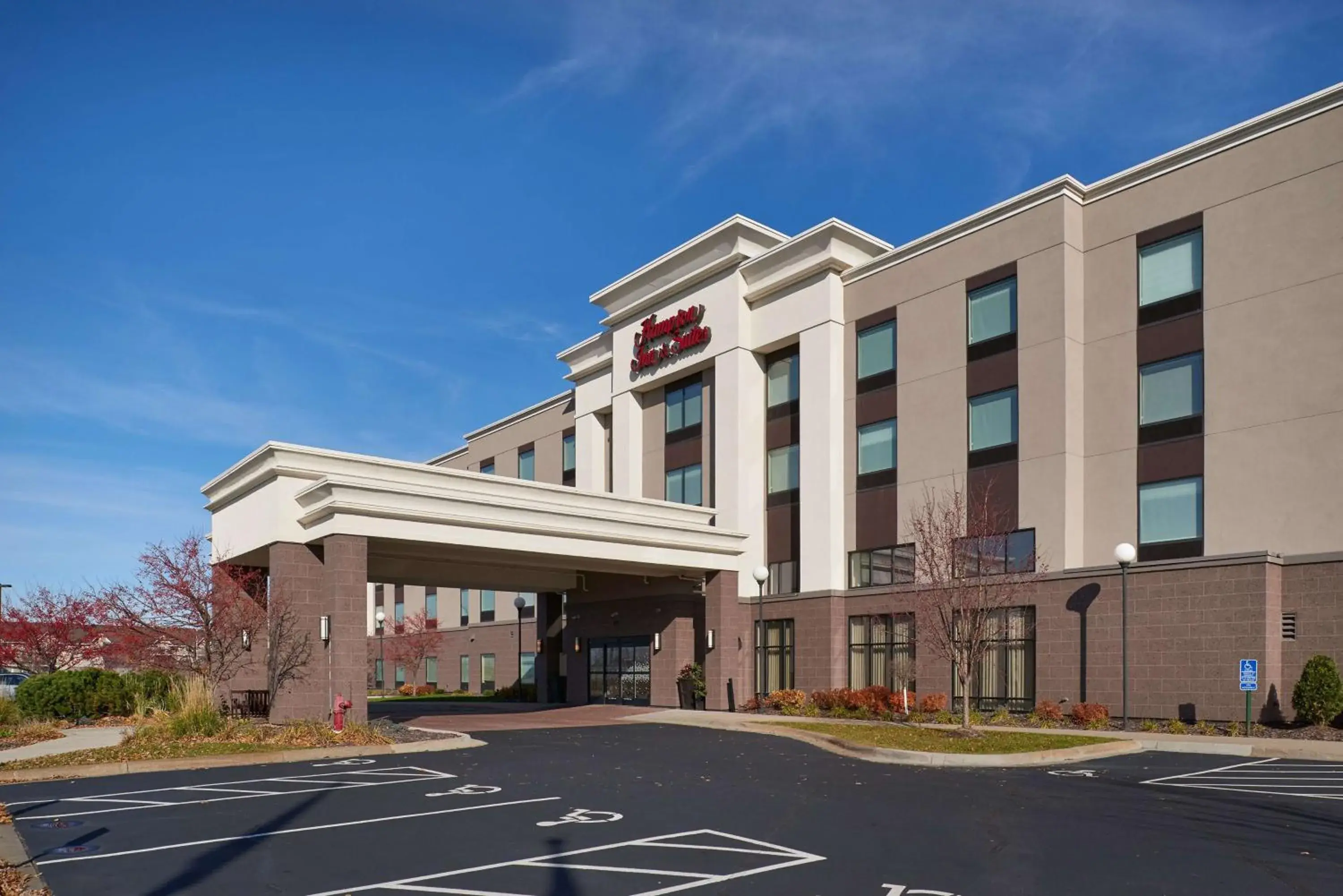 Property building in Hampton Inn & Suites Rogers Property building in Hampton Inn & Suites Rogers