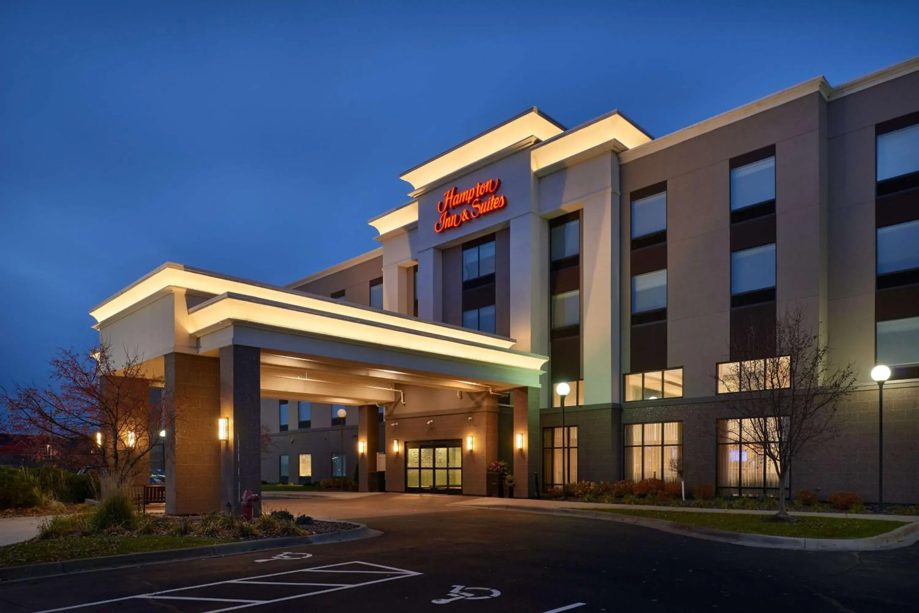 Property building in Hampton Inn & Suites Rogers Property building in Hampton Inn & Suites Rogers