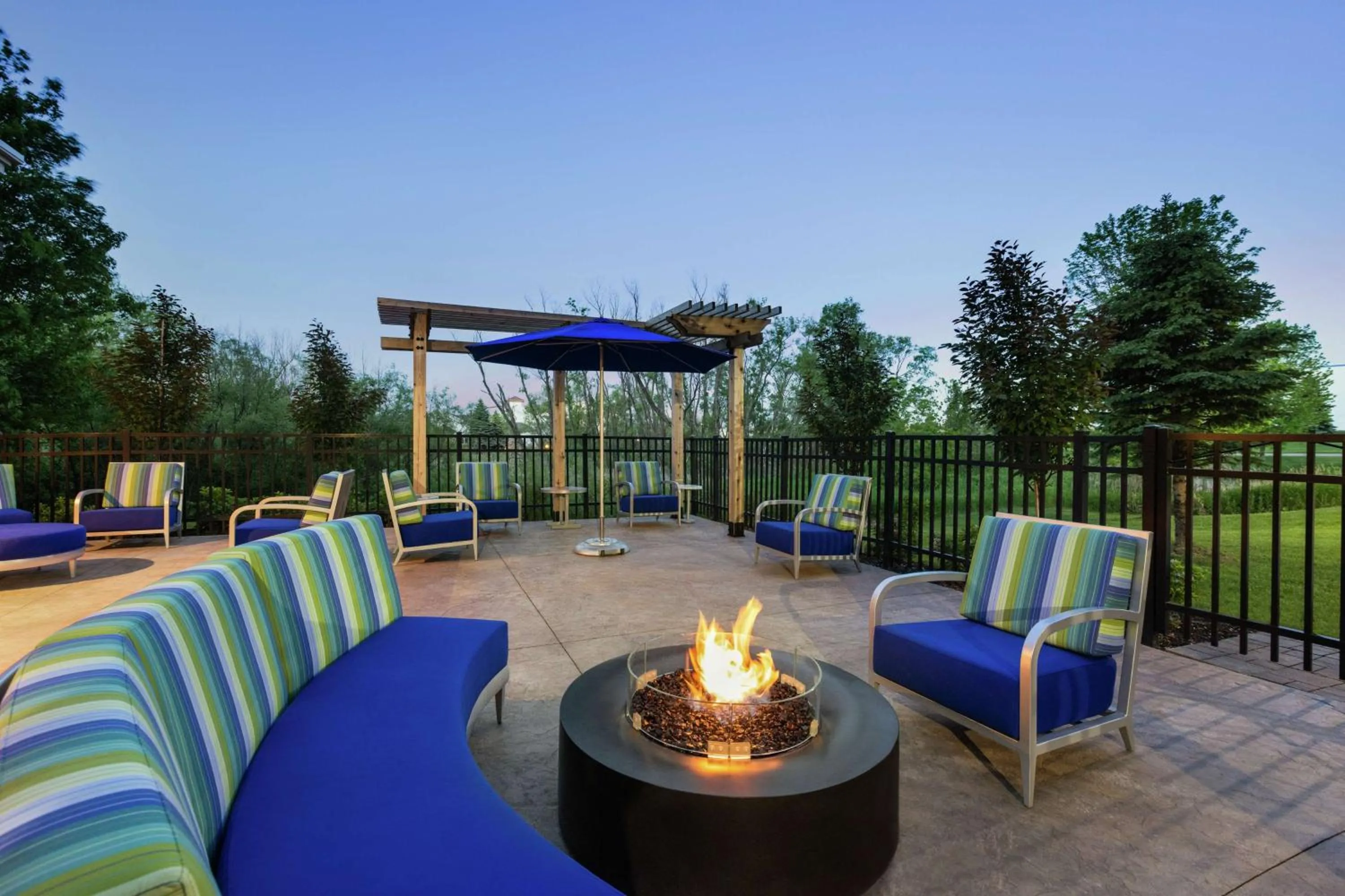 Inner courtyard view in Hampton Inn & Suites Rogers