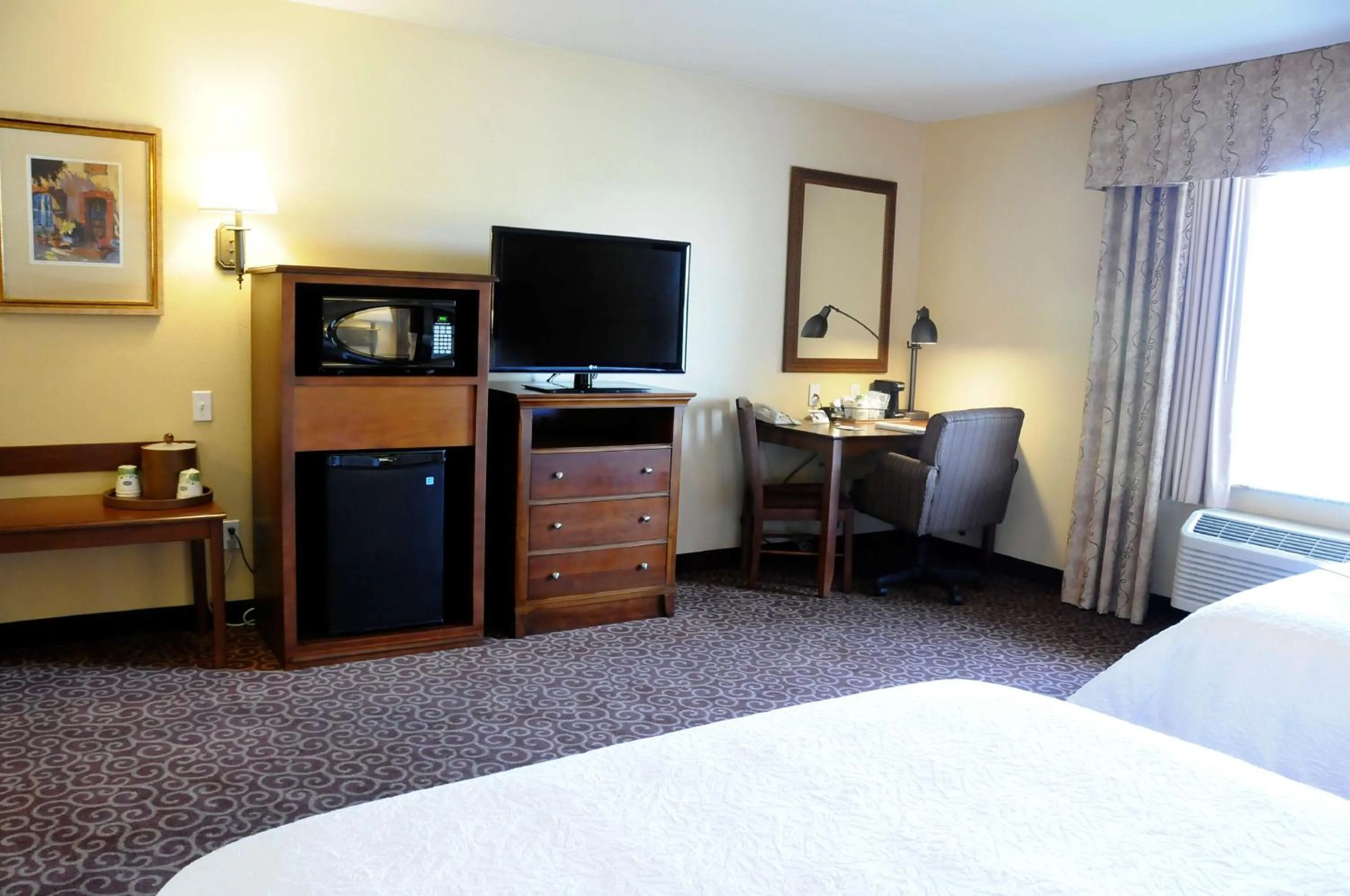 Bed in Hampton Inn & Suites Red Bluff