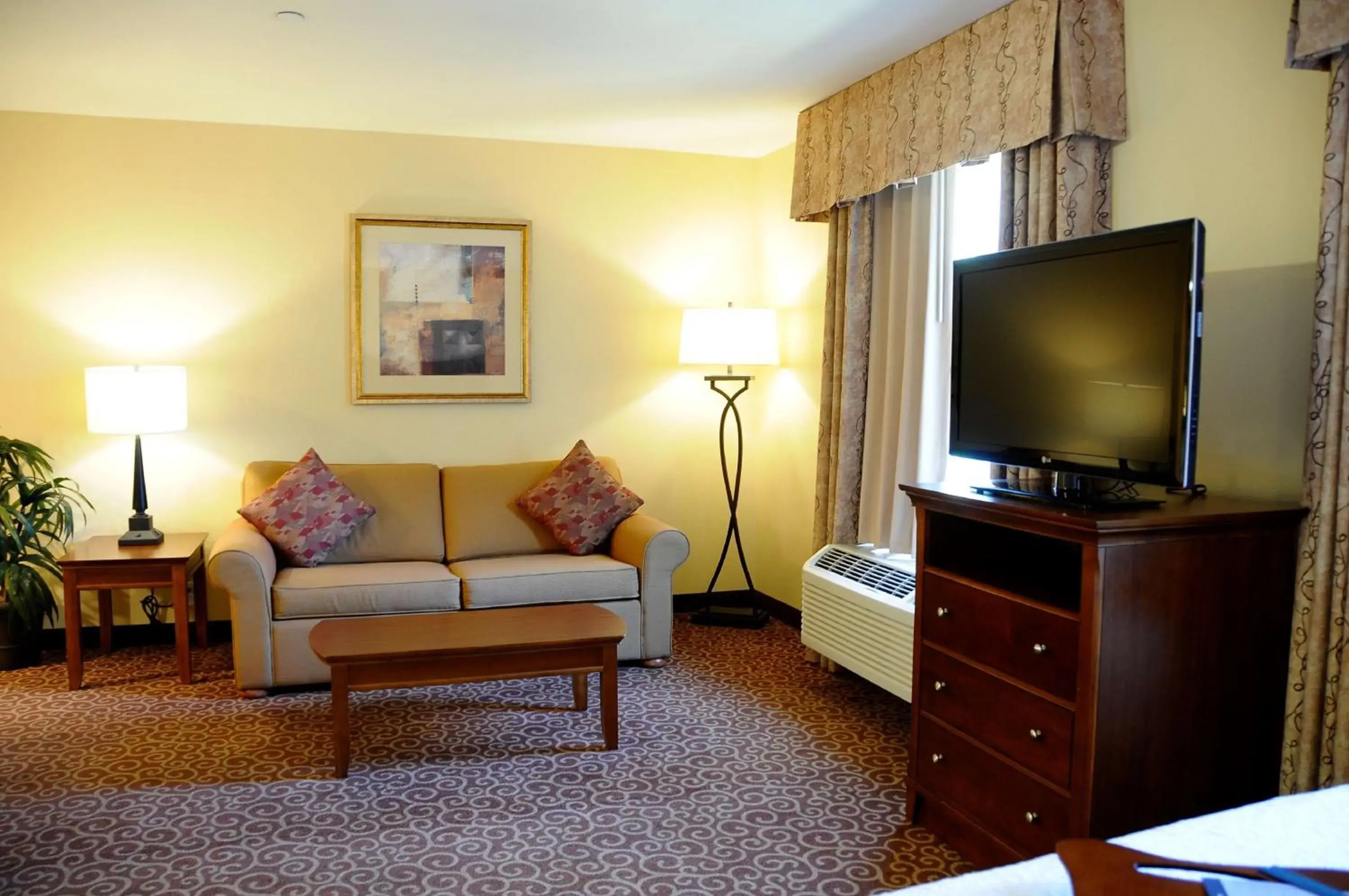 Bed in Hampton Inn & Suites Red Bluff Bed in Hampton Inn & Suites Red Bluff
