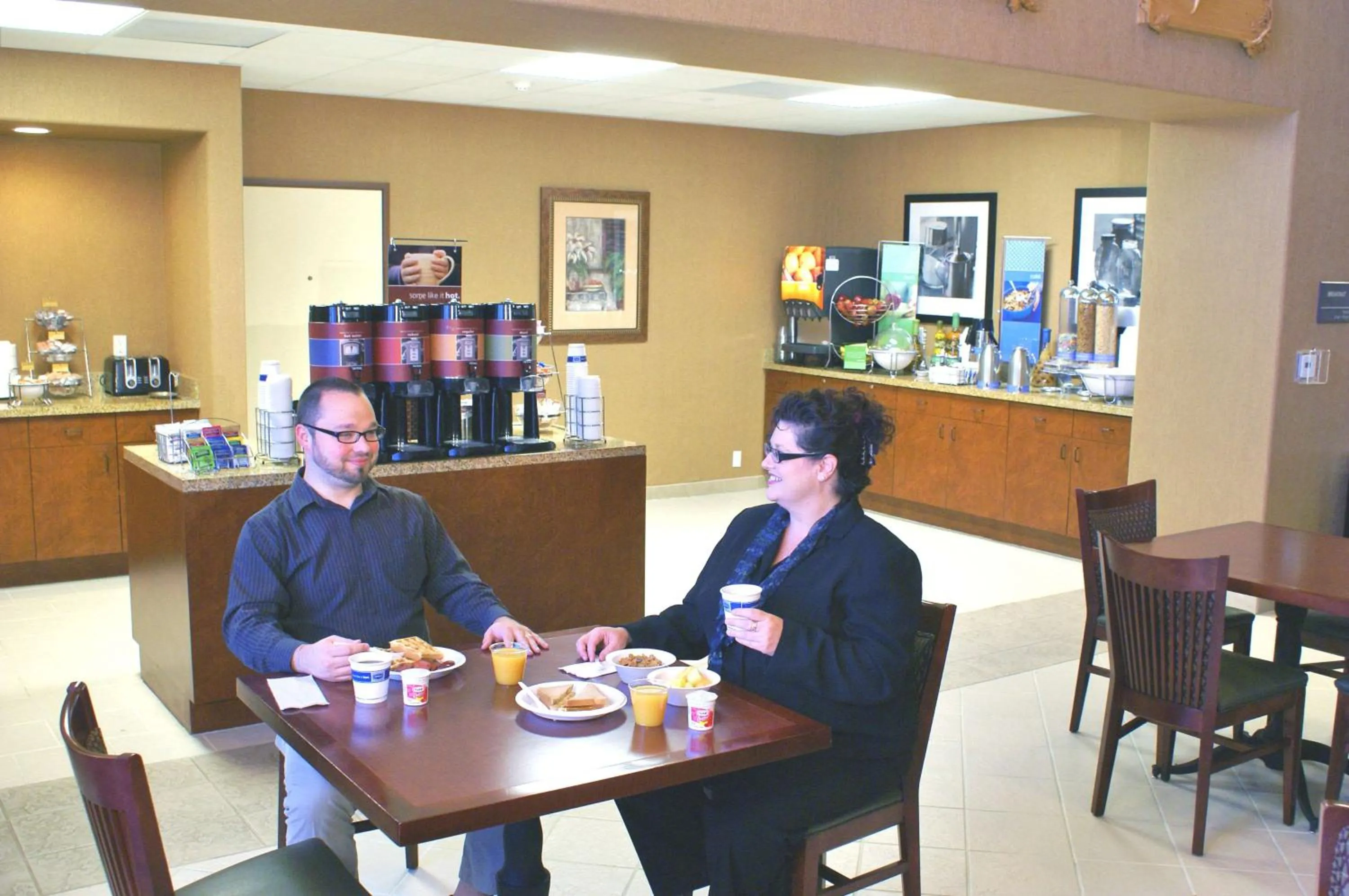 Dining area in Hampton Inn & Suites Red Bluff