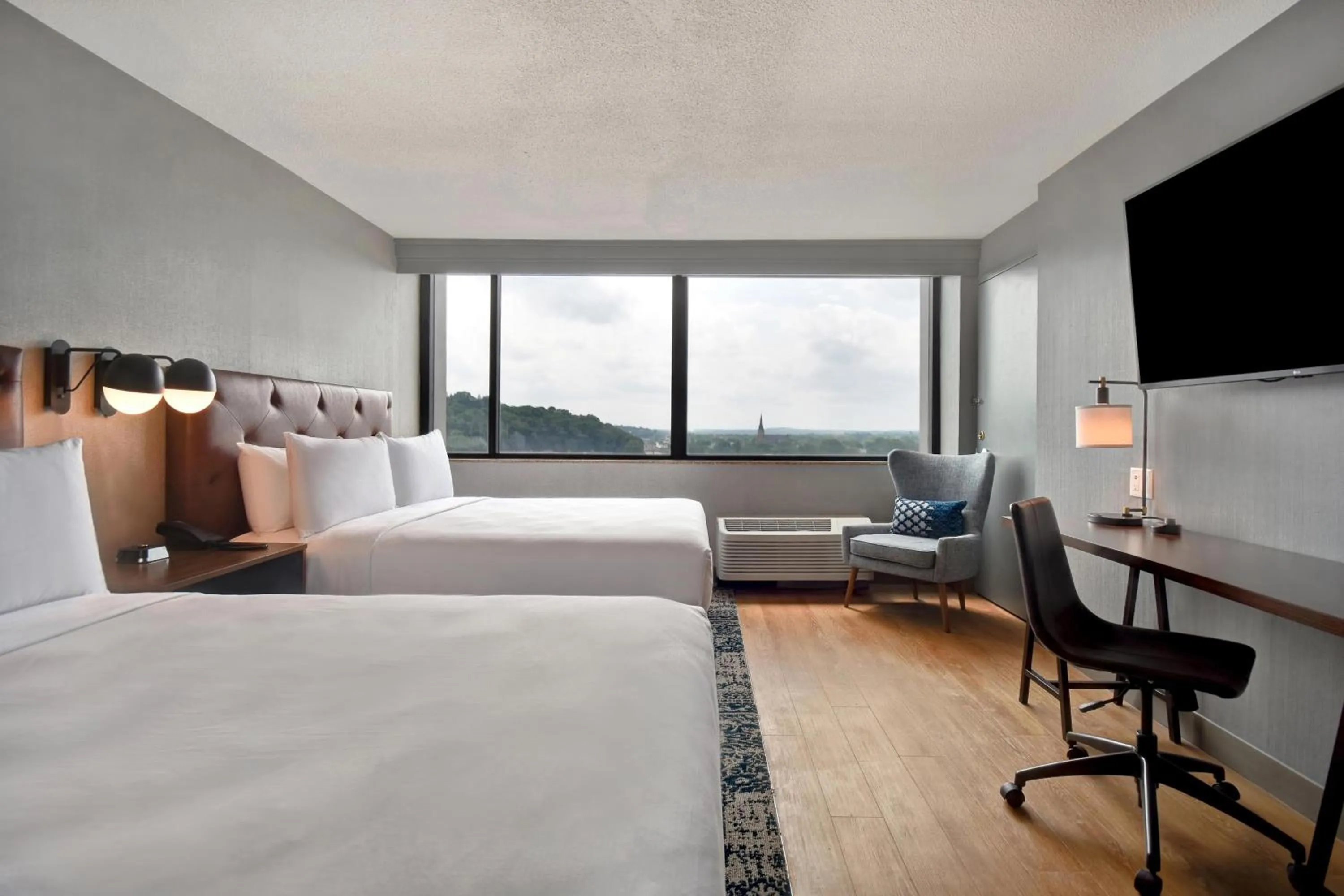 Photo of the whole room, Bed in Four Points by Sheraton Boston Newton