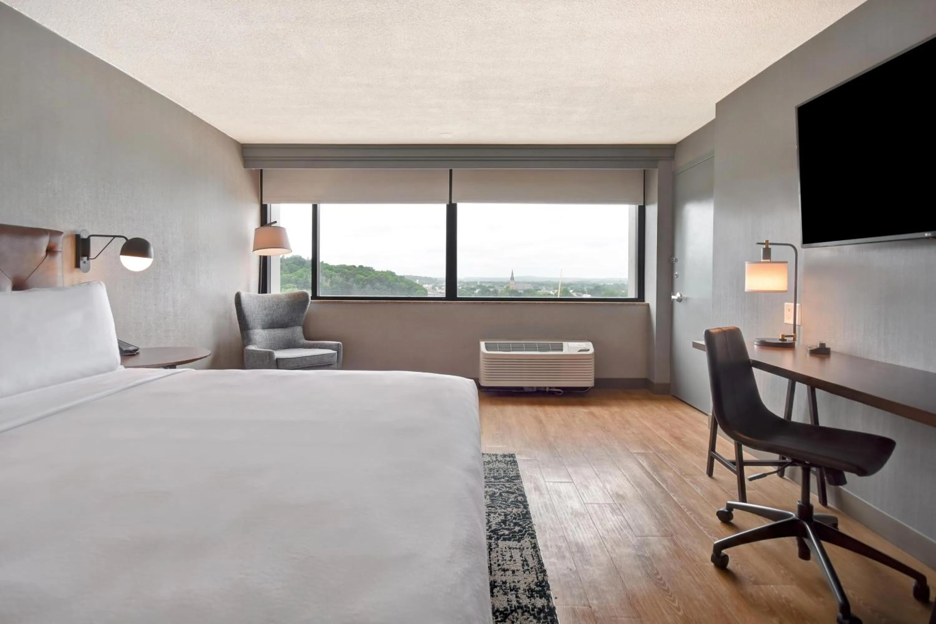 Photo of the whole room, Bed in Four Points by Sheraton Boston Newton