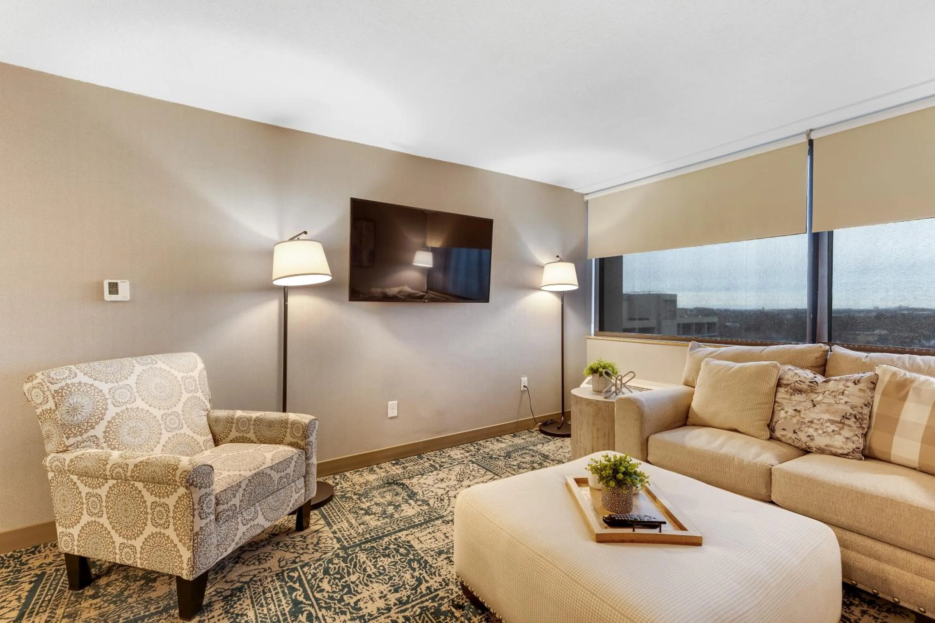 Living room in Four Points by Sheraton Boston Newton