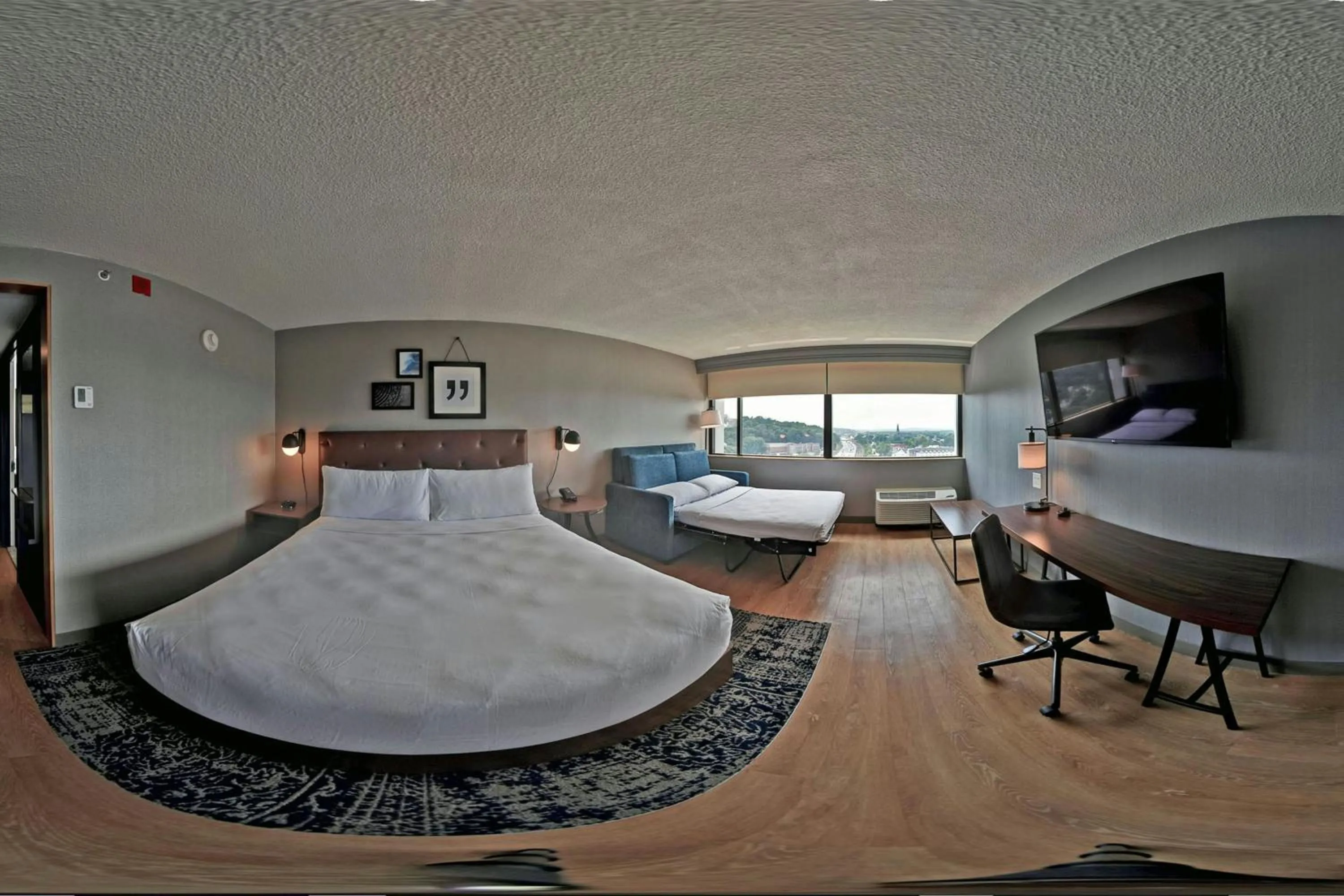 Photo of the whole room, Bed in Four Points by Sheraton Boston Newton