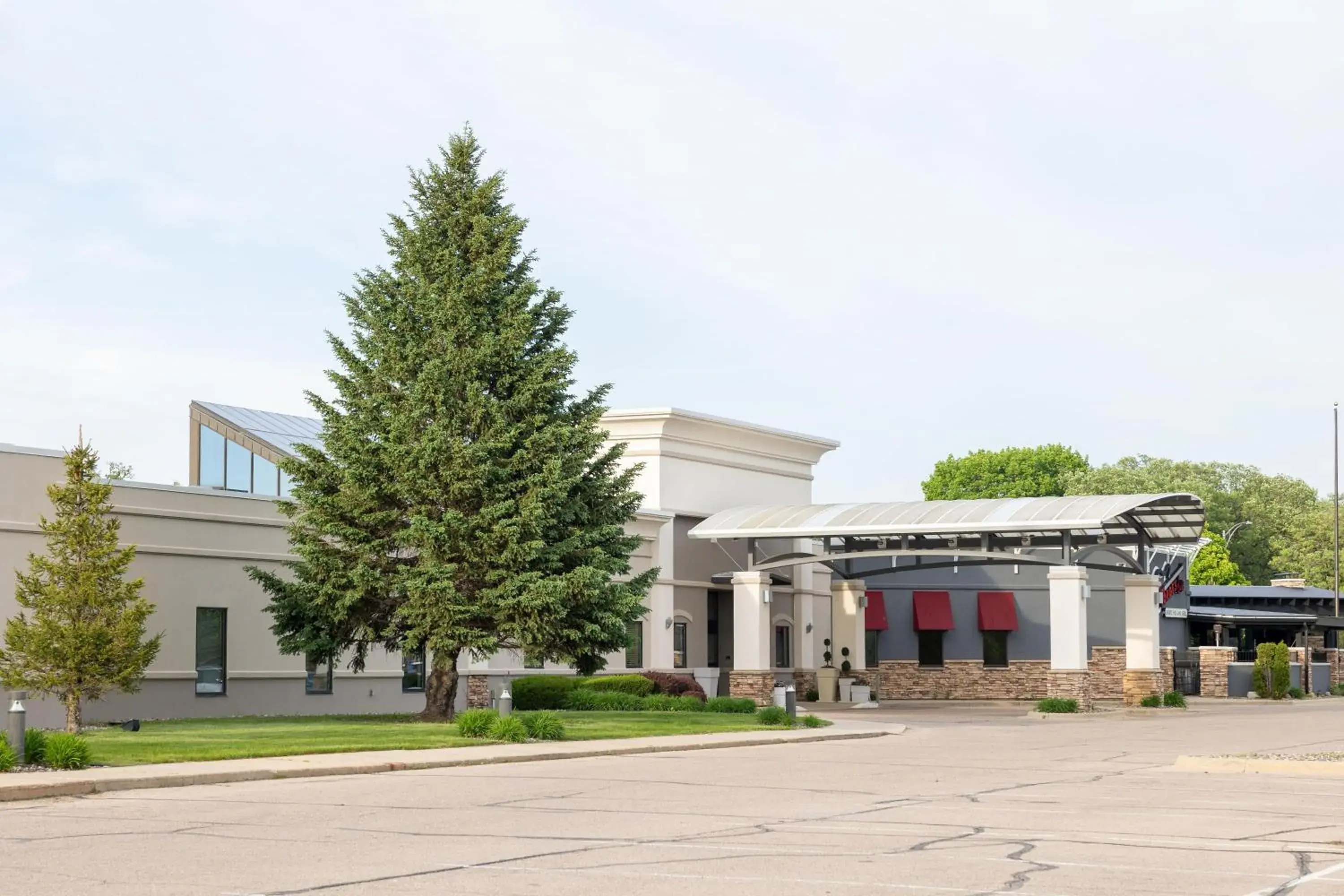 Property building in DoubleTree by Hilton Austin, MN Property building in DoubleTree by Hilton Austin, MN