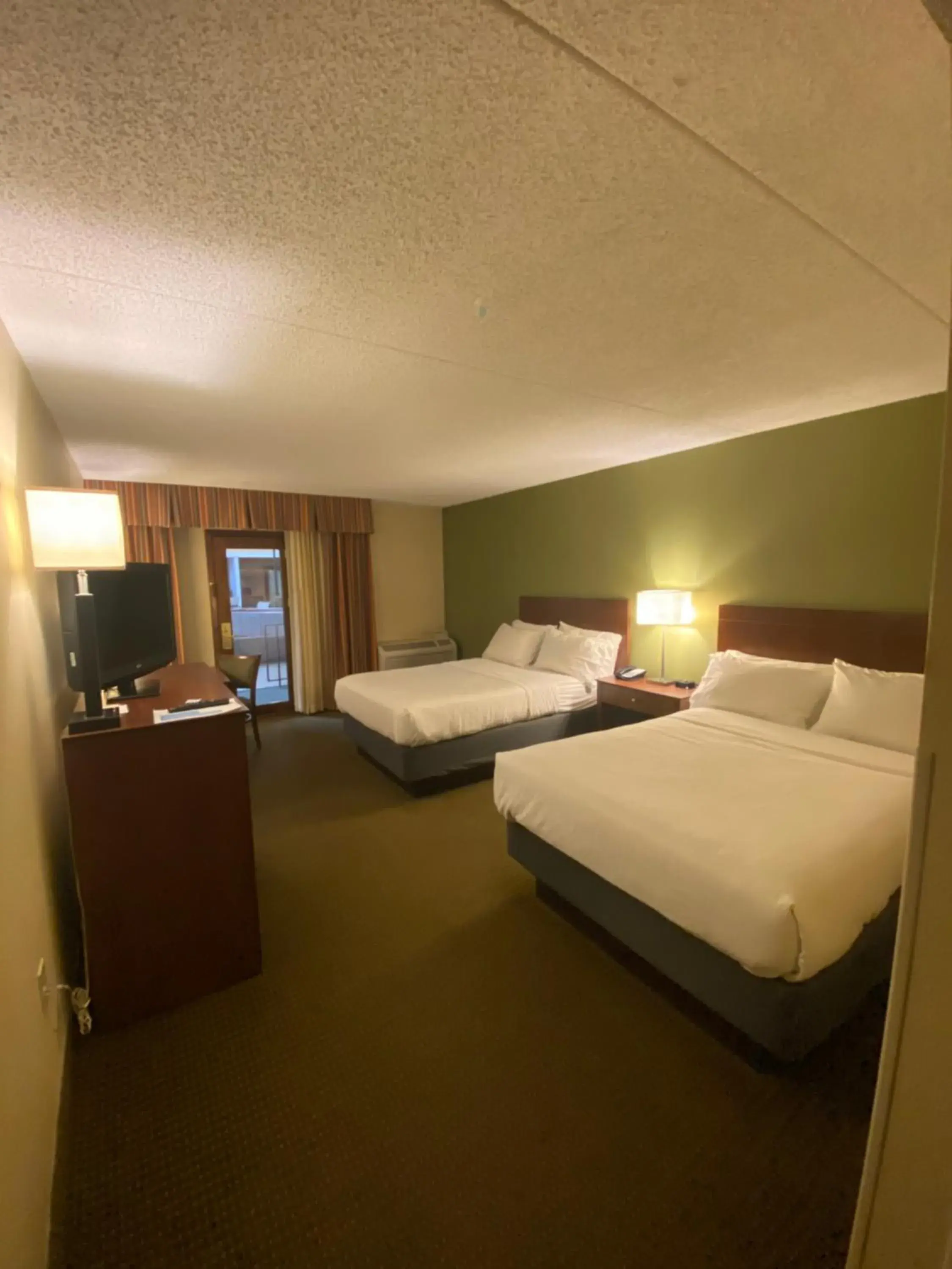 Pool view, Bed in DoubleTree by Hilton Austin, MN Pool view, Bed in DoubleTree by Hilton Austin, MN