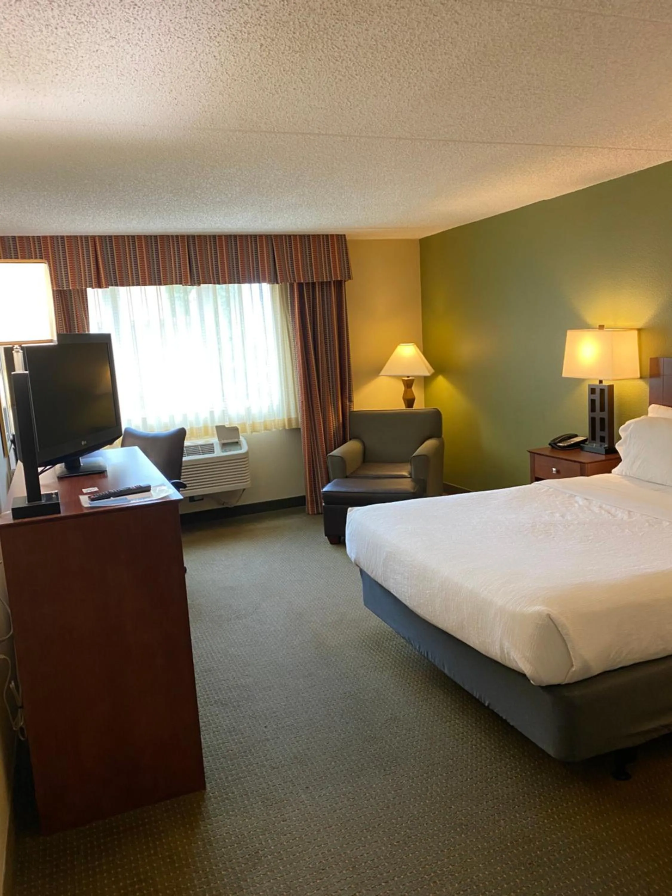 Facility for disabled guests, Bed in DoubleTree by Hilton Austin, MN