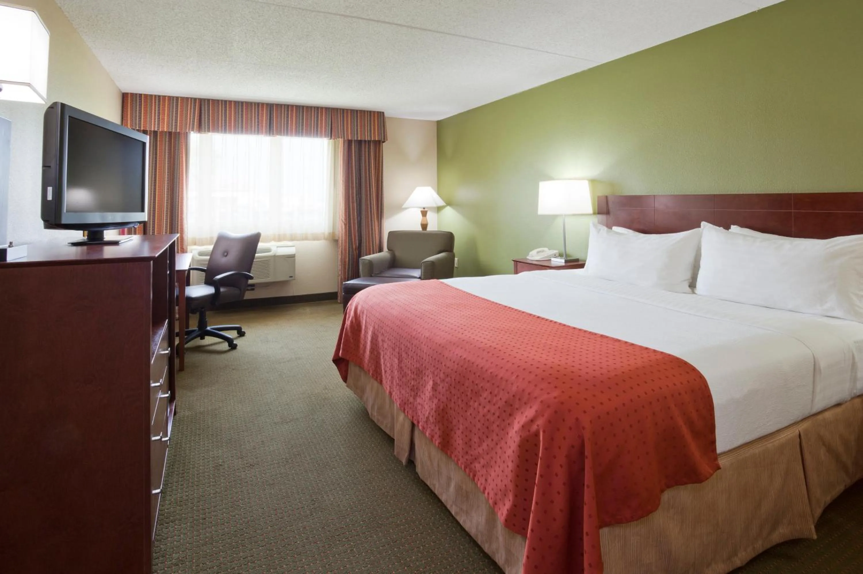 Photo of the whole room, Bed in DoubleTree by Hilton Austin, MN