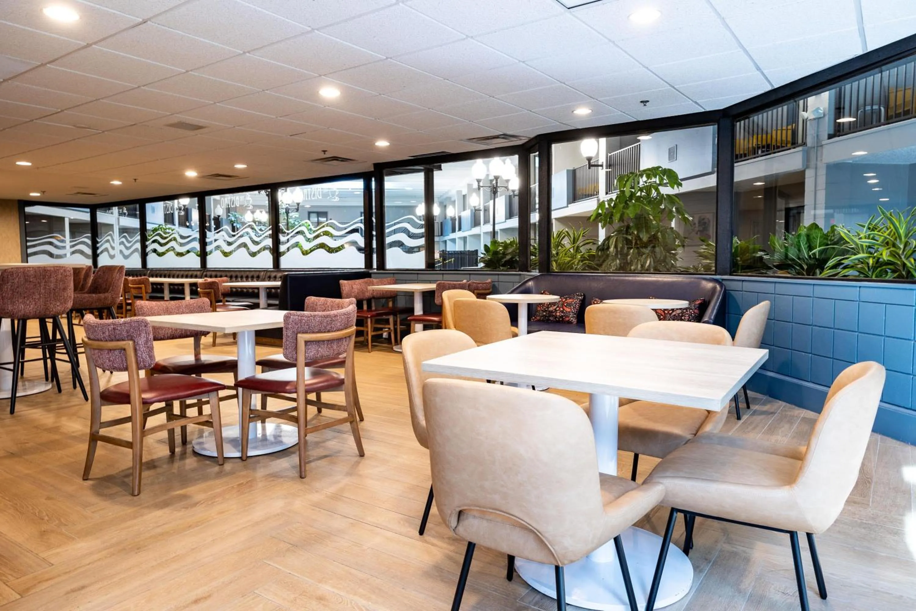 Restaurant/places to eat in DoubleTree by Hilton Austin, MN