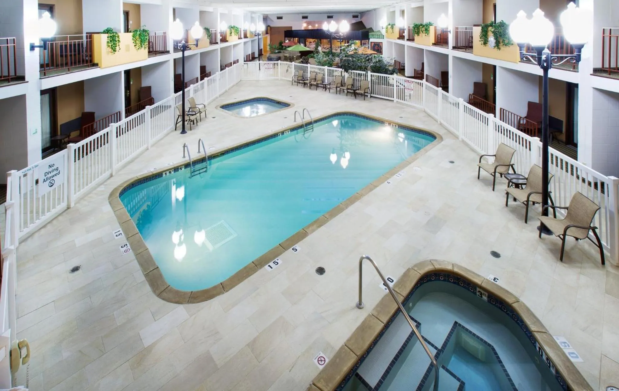 Swimming pool in DoubleTree by Hilton Austin, MN