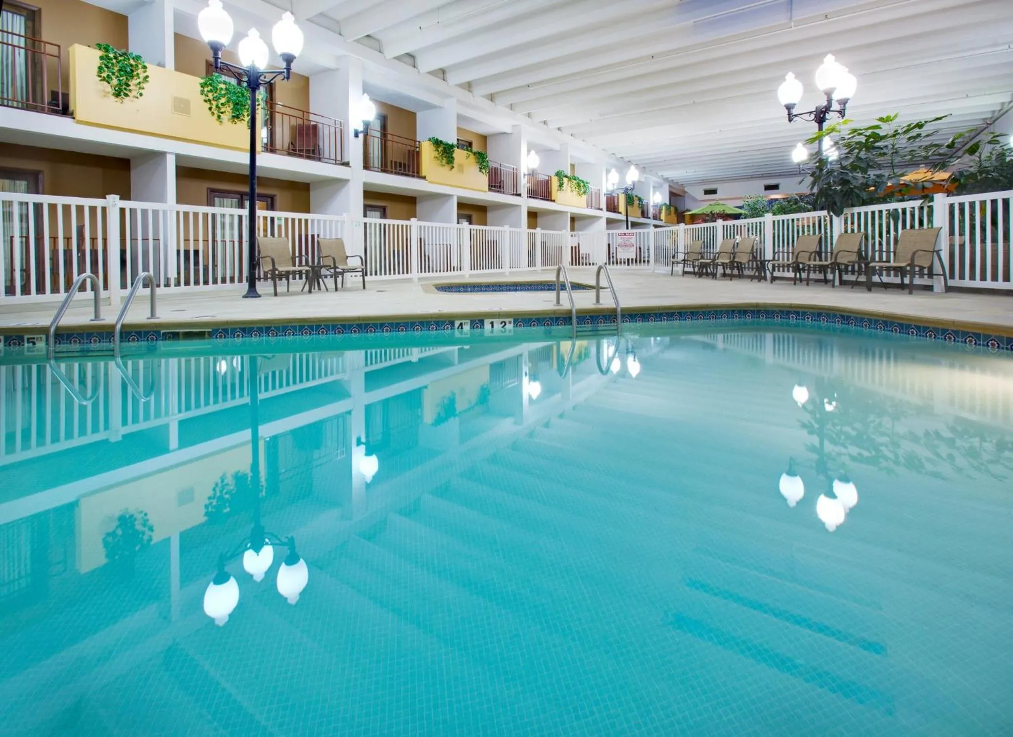 Swimming pool in DoubleTree by Hilton Austin, MN